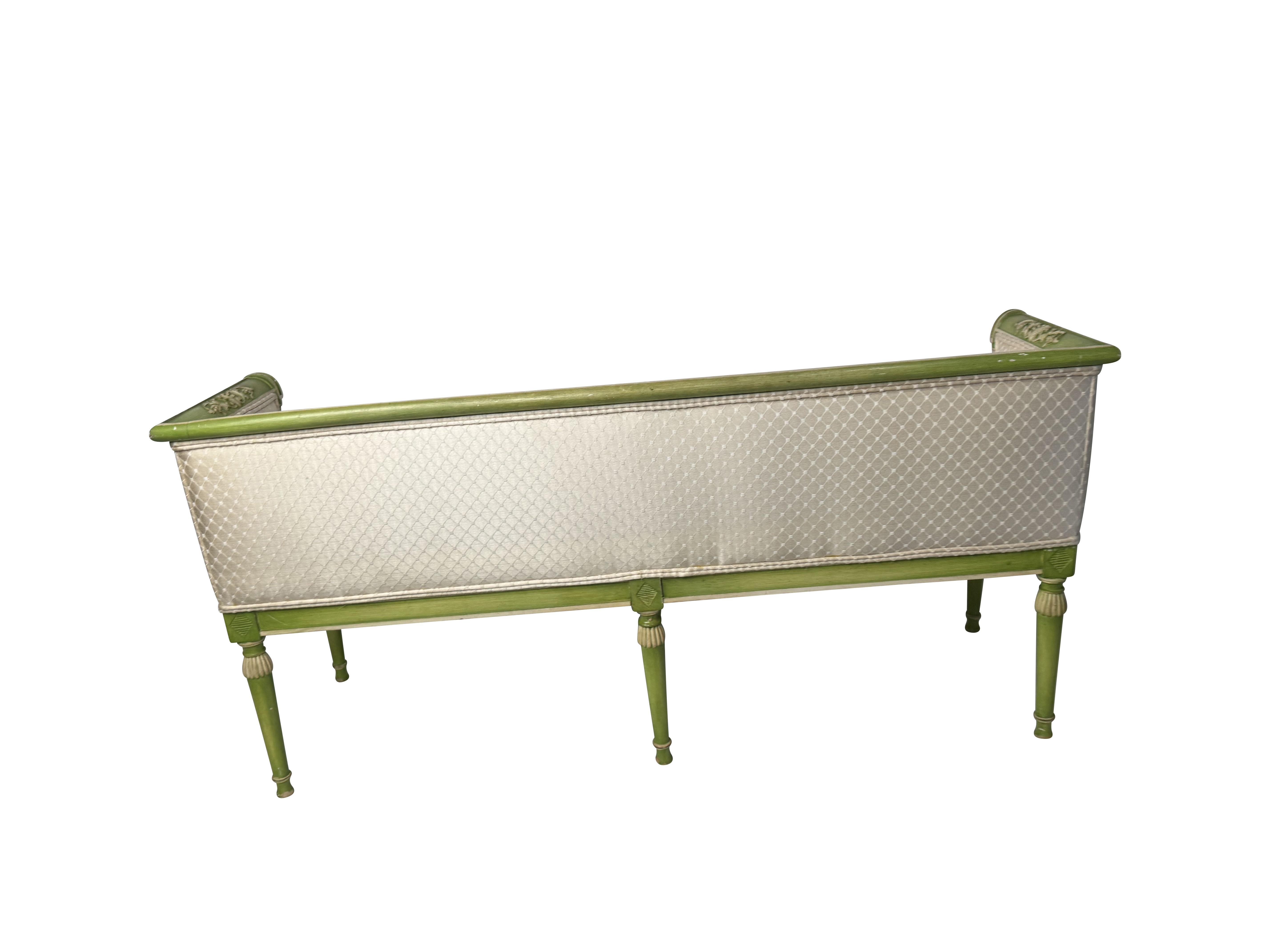 Paire de canapés verts décorés et peints de style néoclassique avec tapisserie crème en vente 4