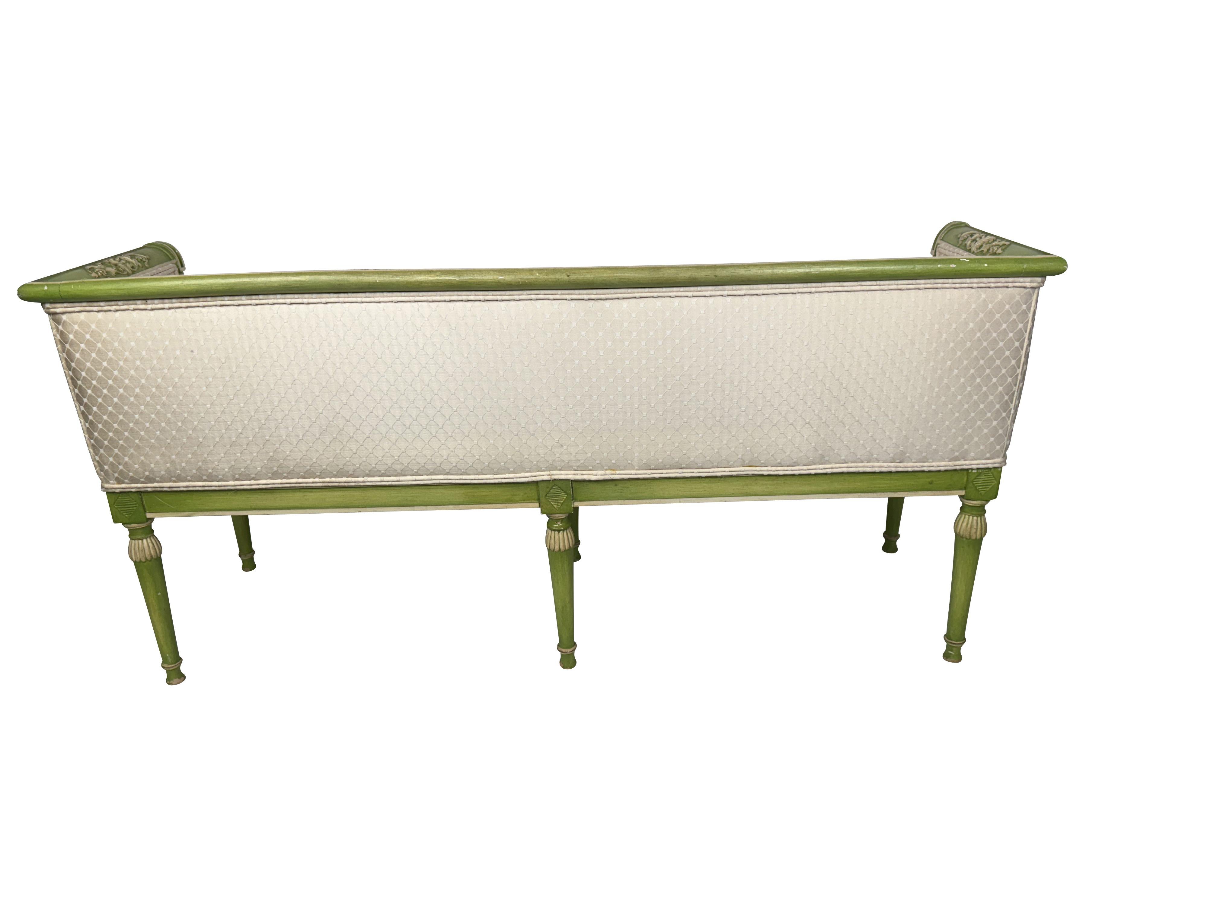 Paire de canapés verts décorés et peints de style néoclassique avec tapisserie crème en vente 5
