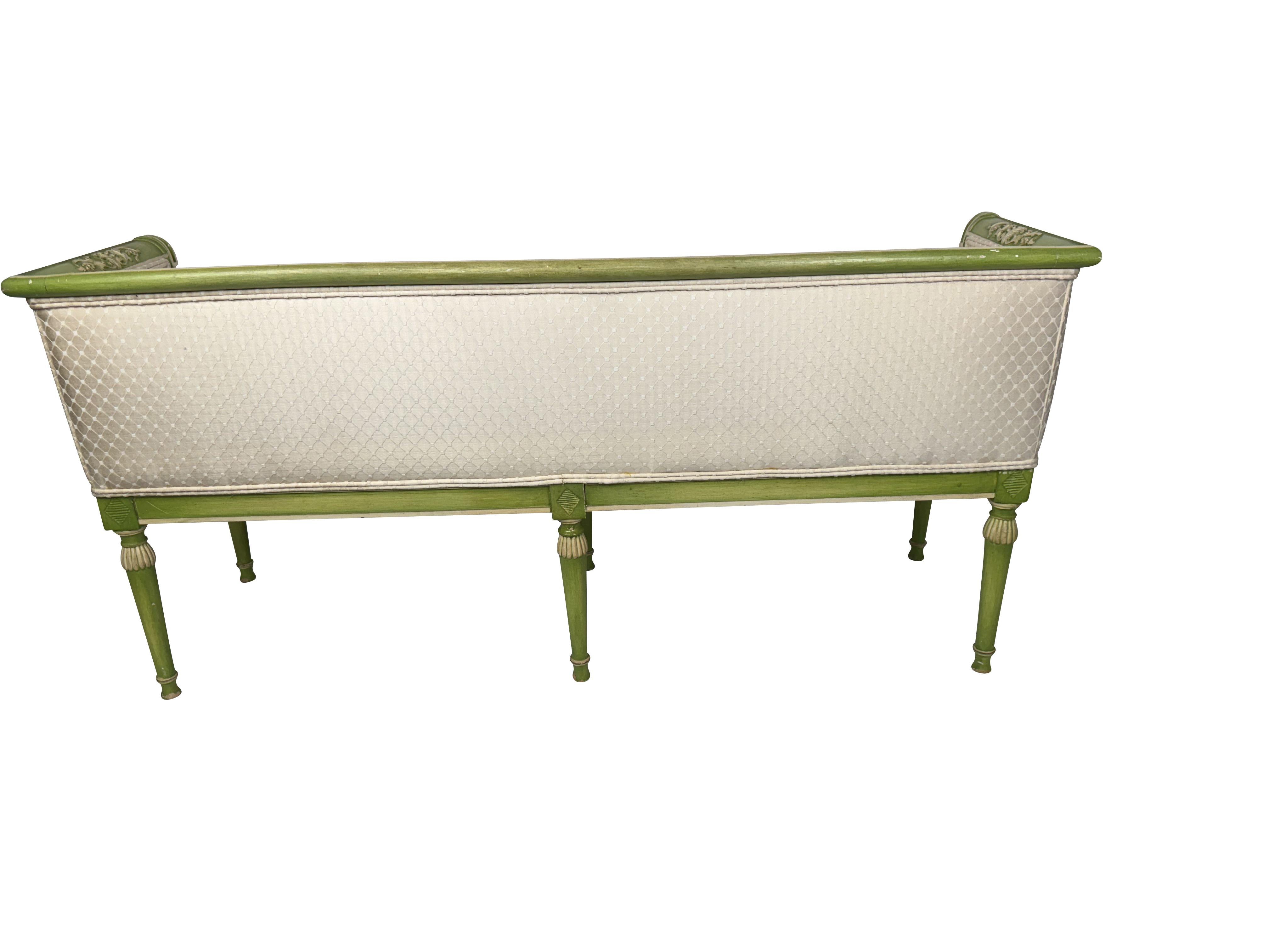 Paire de canapés verts décorés et peints de style néoclassique avec tapisserie crème en vente 6