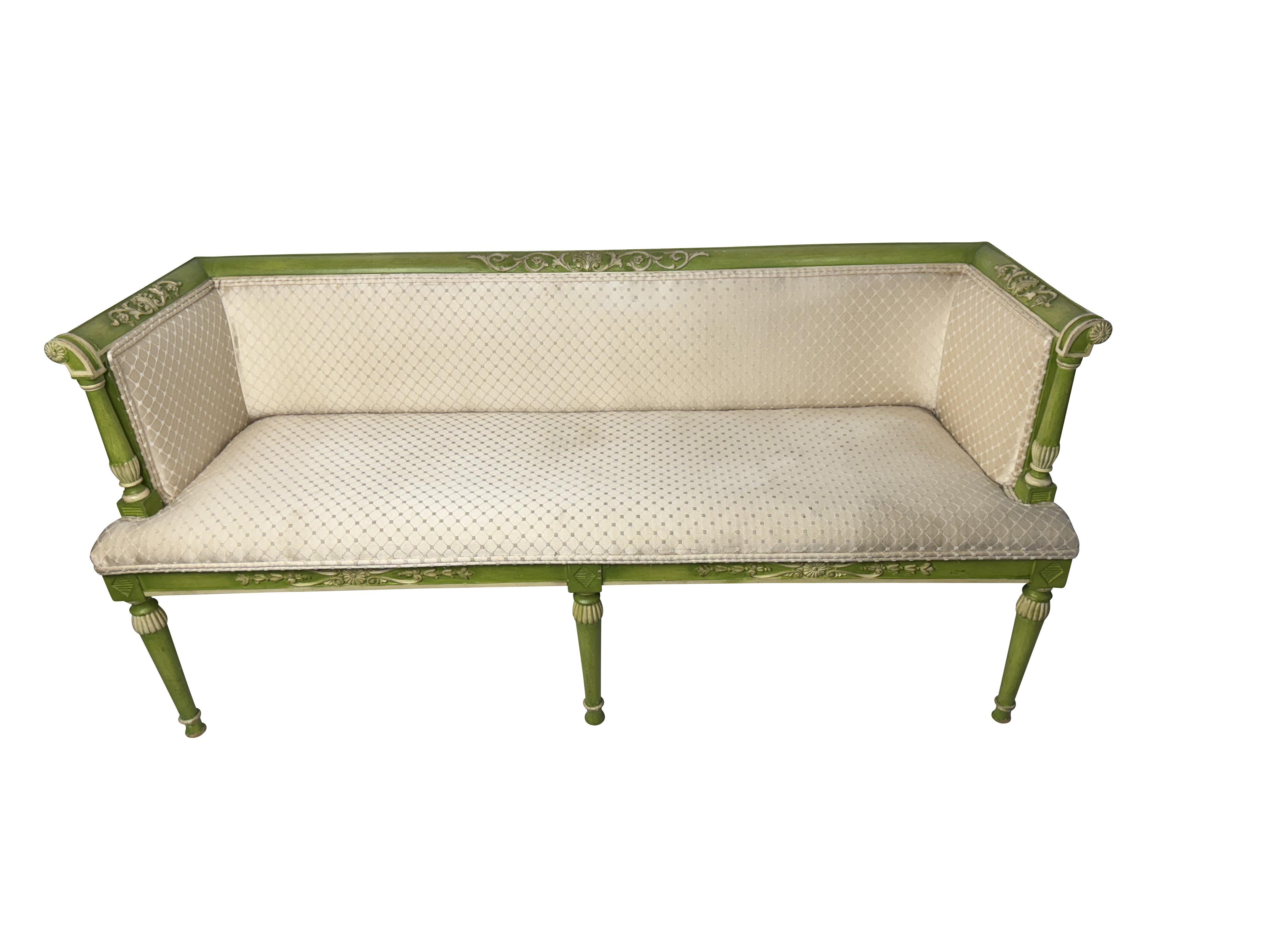 Magnifique paire de bancs ou petits canapés assortis dans le goût néoclassique français Louis XVI. Magnifiques cadres sculptés et peints en vert, décorés d'un motif néoclassique en forme de vigne et de rosettes. Les bancs sont soutenus par des pieds