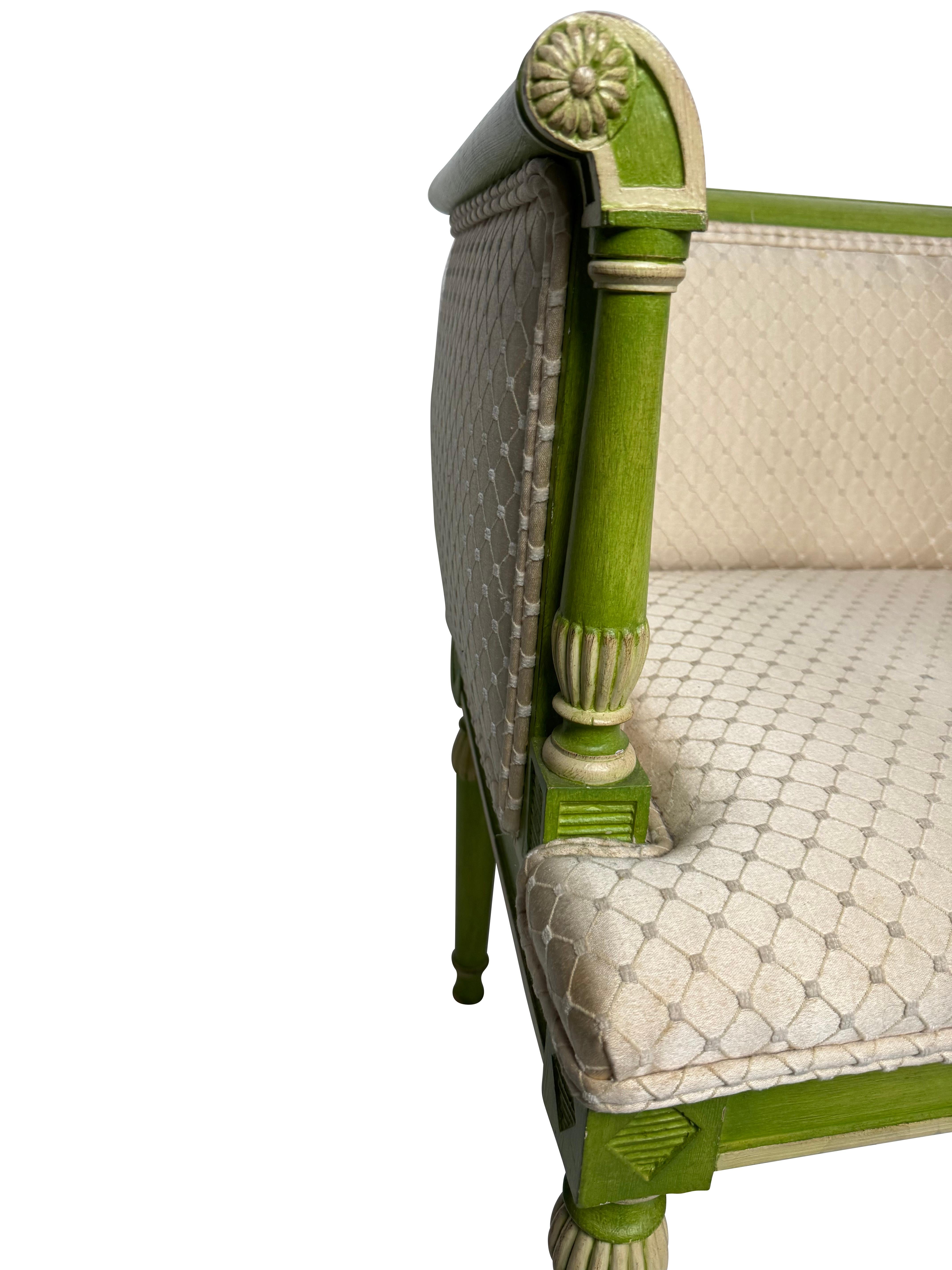 Fait main Paire de canapés verts décorés et peints de style néoclassique avec tapisserie crème en vente