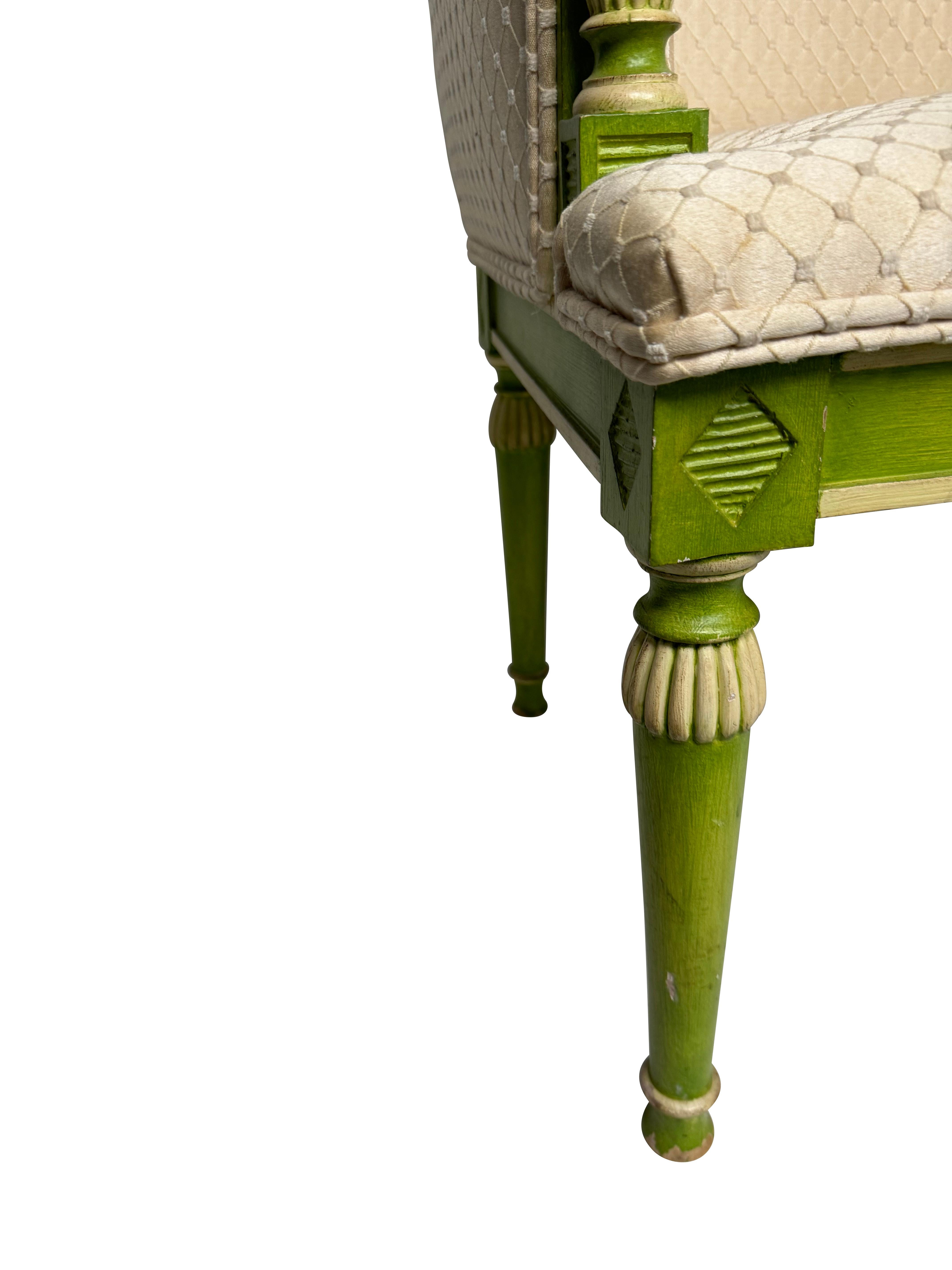 Paire de canapés verts décorés et peints de style néoclassique avec tapisserie crème Bon état - En vente à Essex, MA