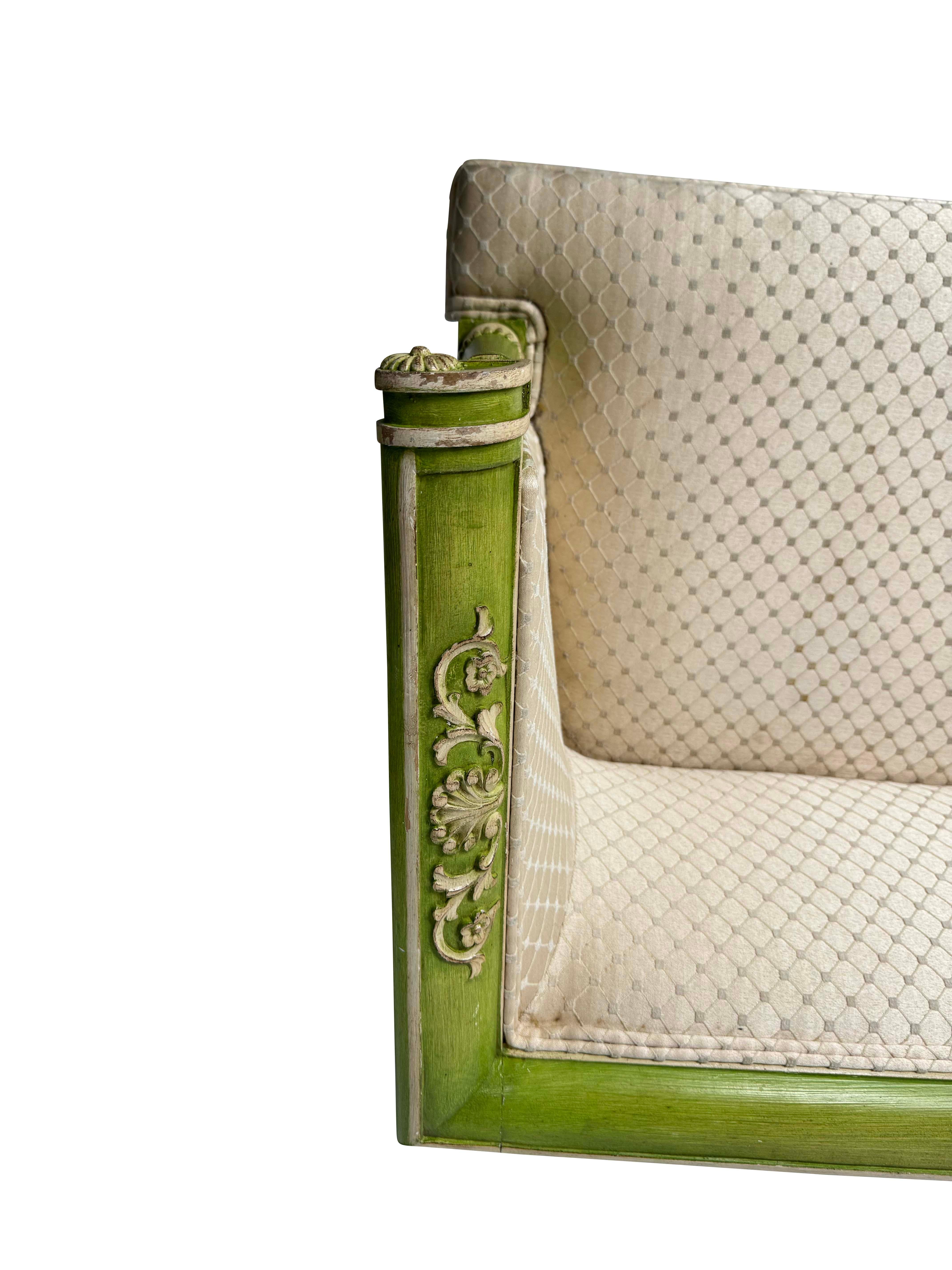 20ième siècle Paire de canapés verts décorés et peints de style néoclassique avec tapisserie crème en vente