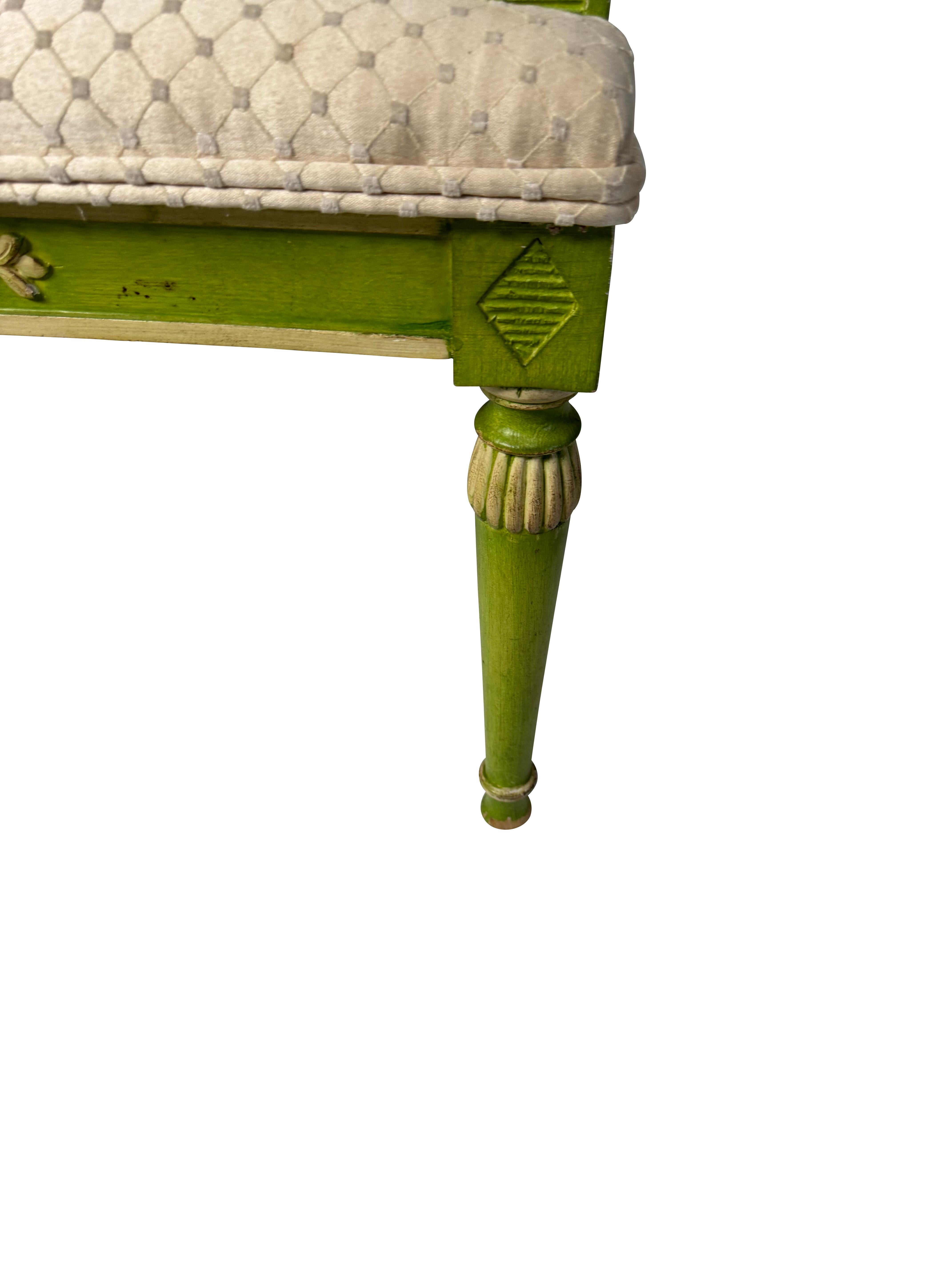 Tissu Paire de canapés verts décorés et peints de style néoclassique avec tapisserie crème en vente