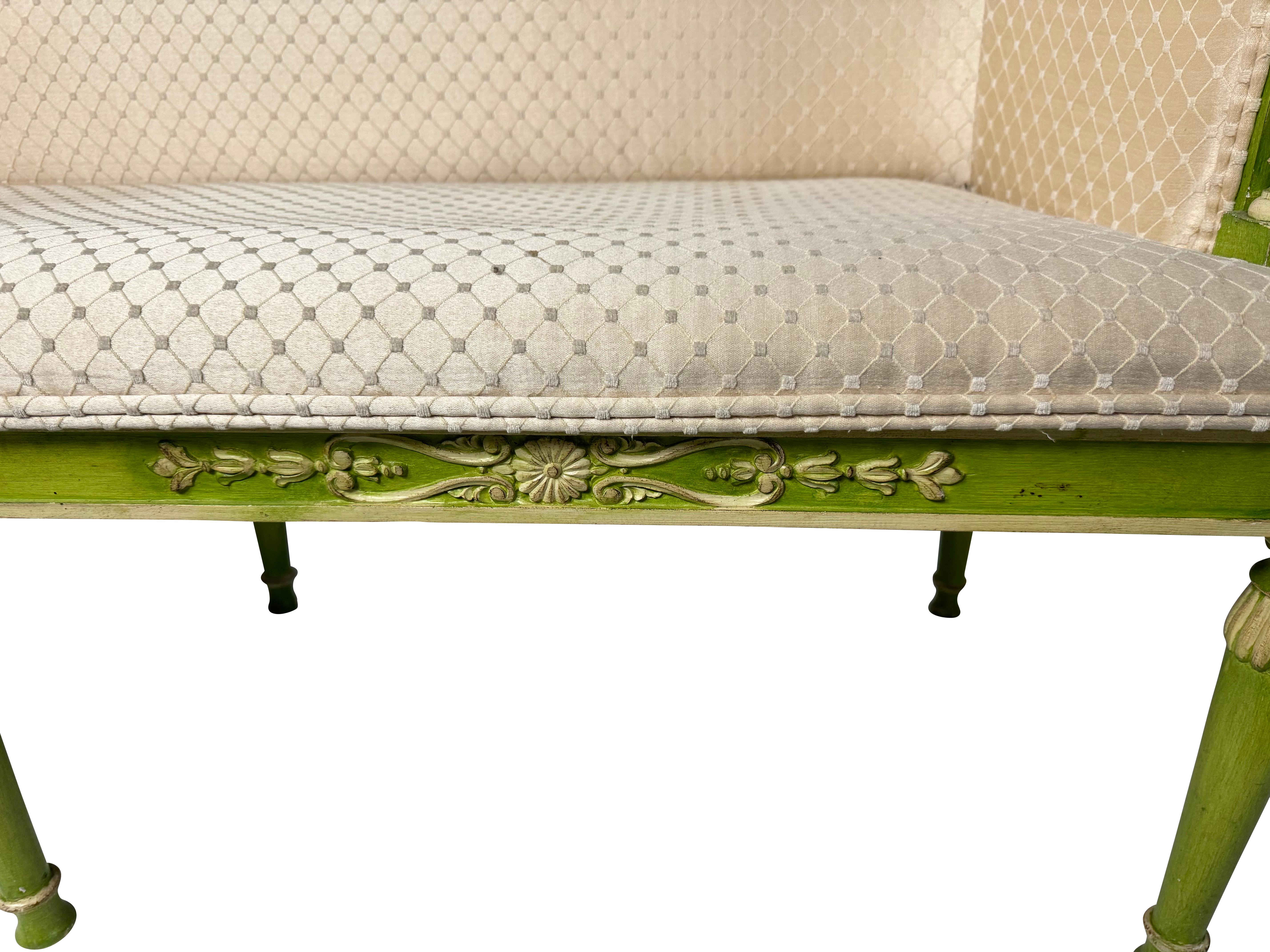 Paire de canapés verts décorés et peints de style néoclassique avec tapisserie crème en vente 1