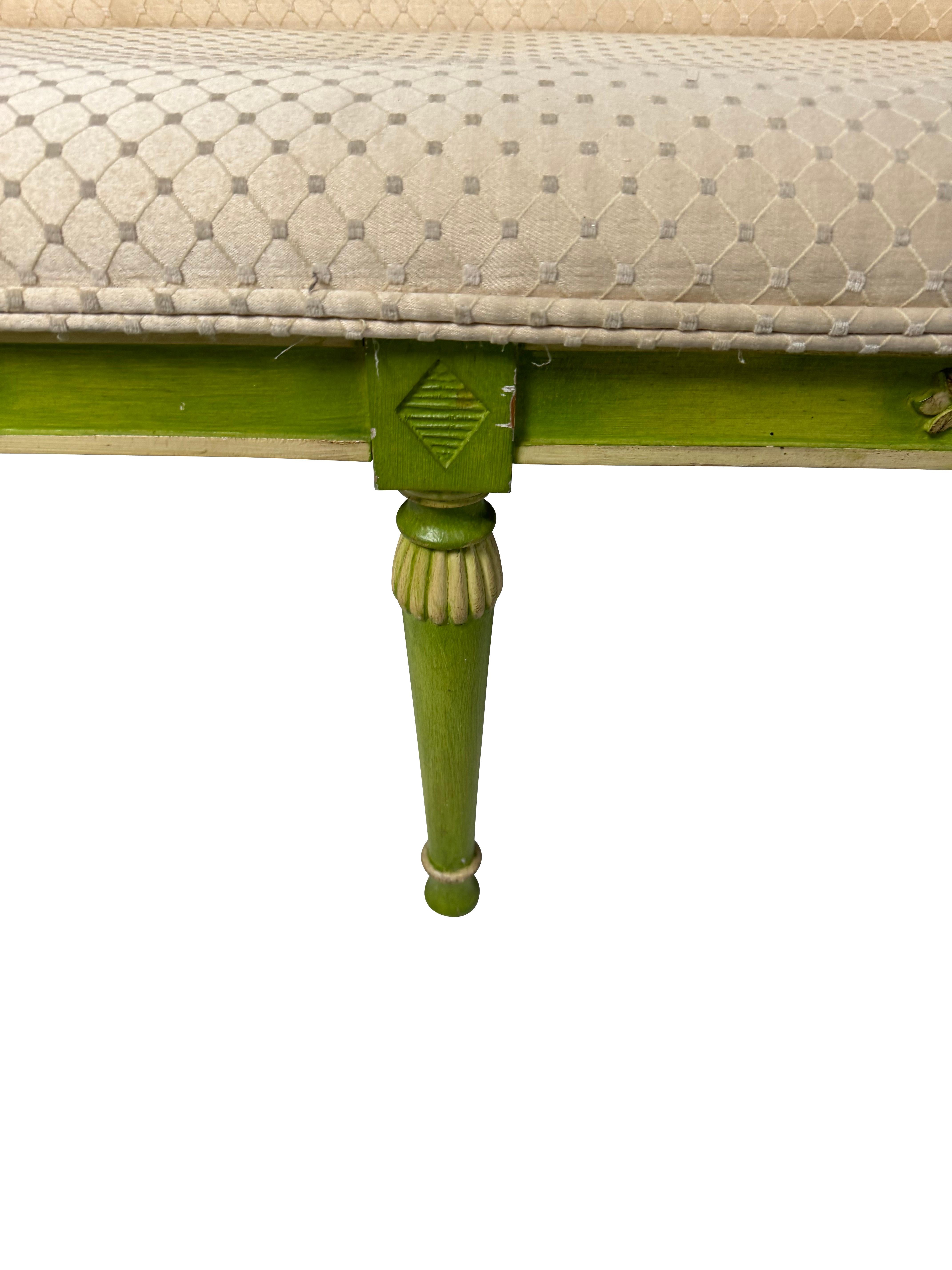 Paire de canapés verts décorés et peints de style néoclassique avec tapisserie crème en vente 2