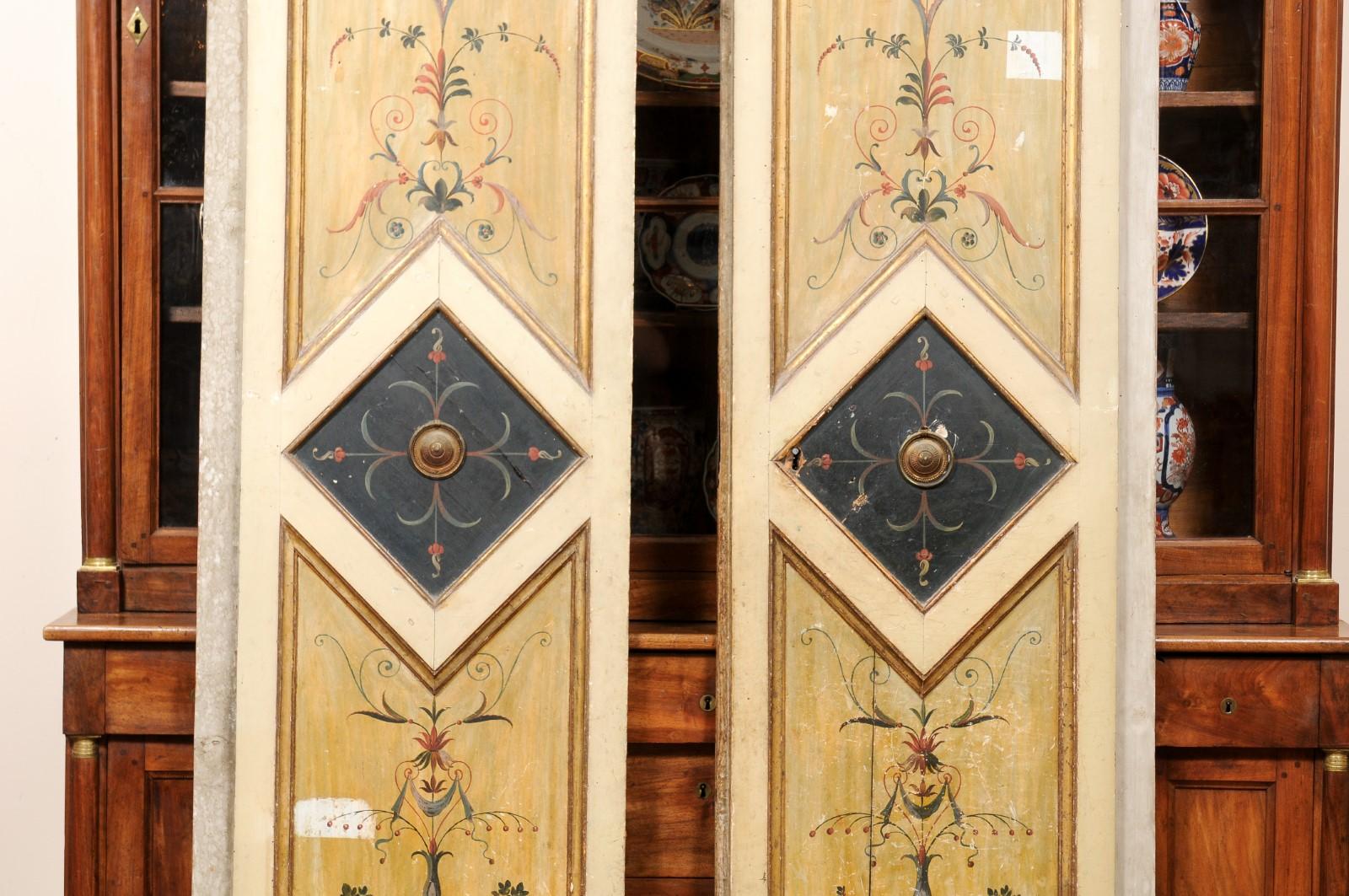 Ein Paar neoklassizistische bemalte Türen mit arabischem Design, um 1800 im Angebot 1