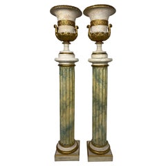 Paire d'urnes et de supports néoclassiques peints en vert/bleu avec faux marbre