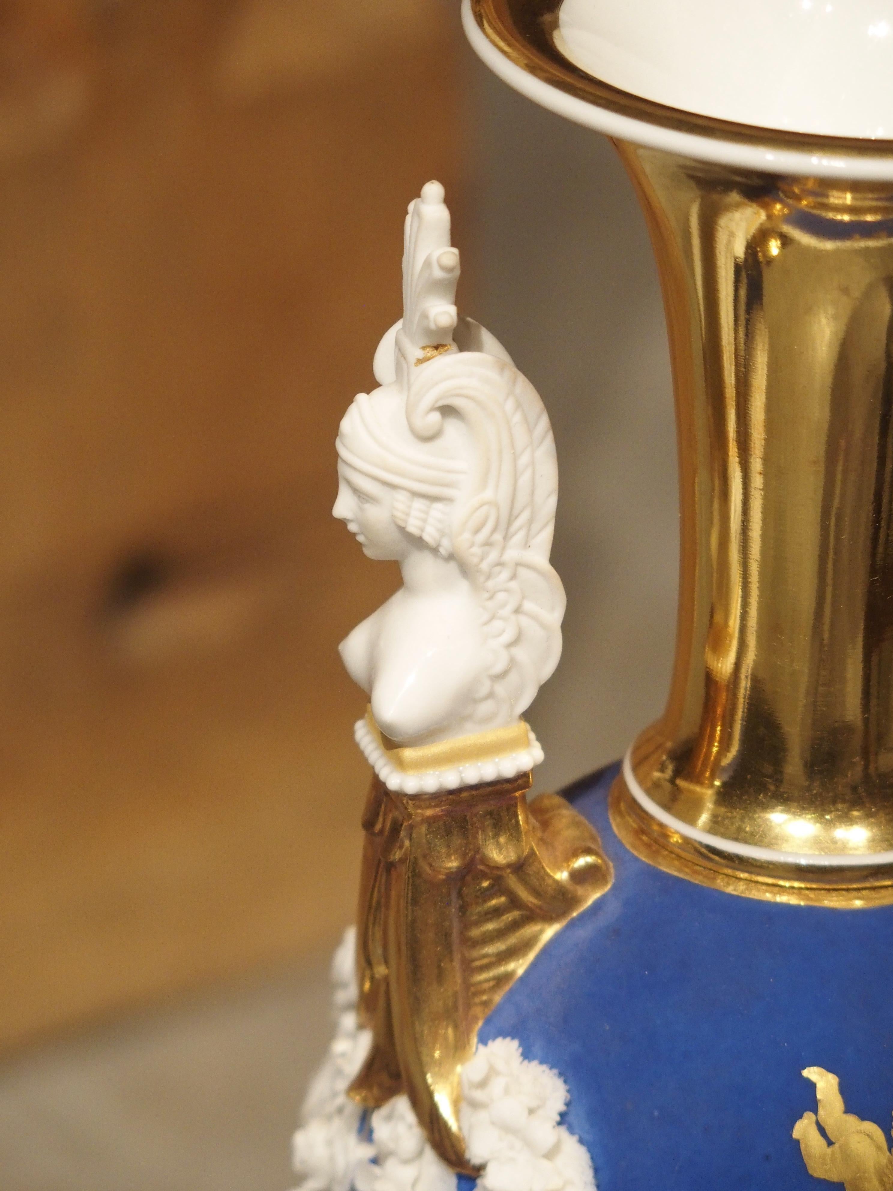Paire de vases néoclassiques en porcelaine de Paris en bleu royal français:: début des années 1800 en vente 4