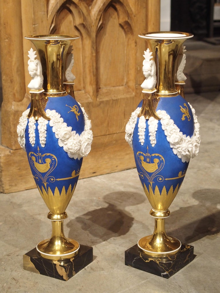 Pair of Neoclassical Paris Porcelain Vases in Royal French Blue, Early 1800s For Sale 7