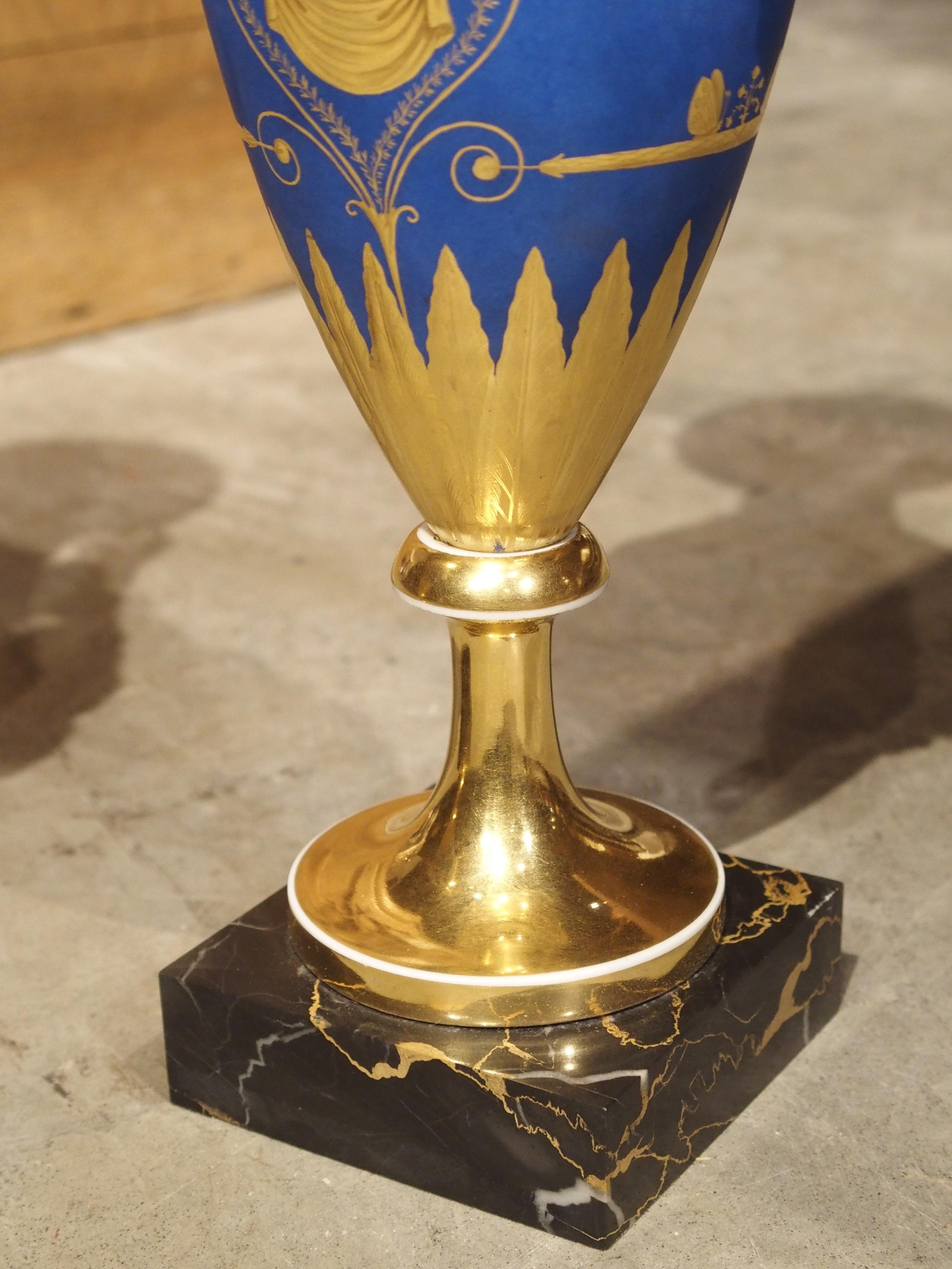 Paire de vases néoclassiques en porcelaine de Paris en bleu royal français:: début des années 1800 en vente 13