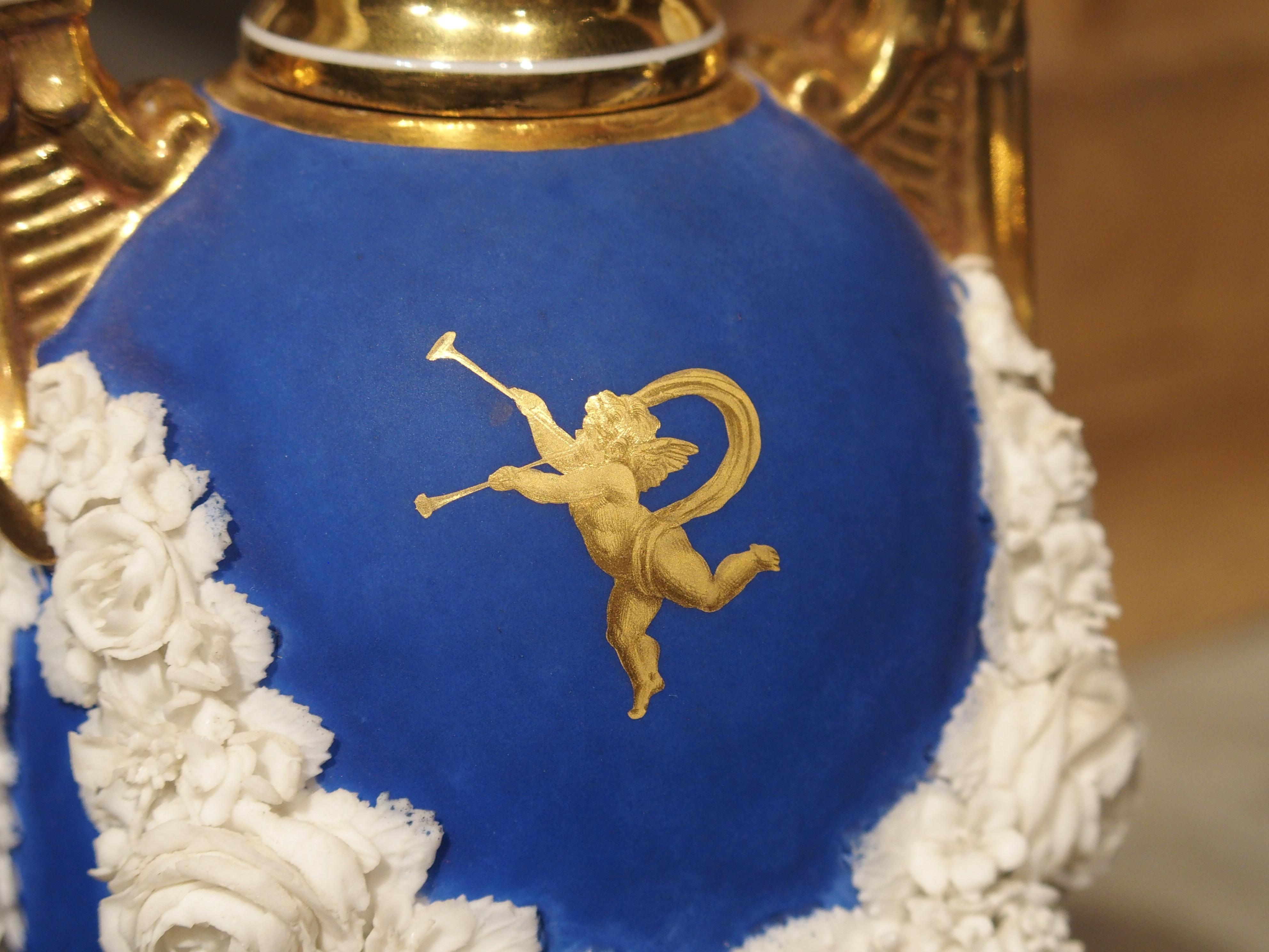 Néoclassique Paire de vases néoclassiques en porcelaine de Paris en bleu royal français:: début des années 1800 en vente