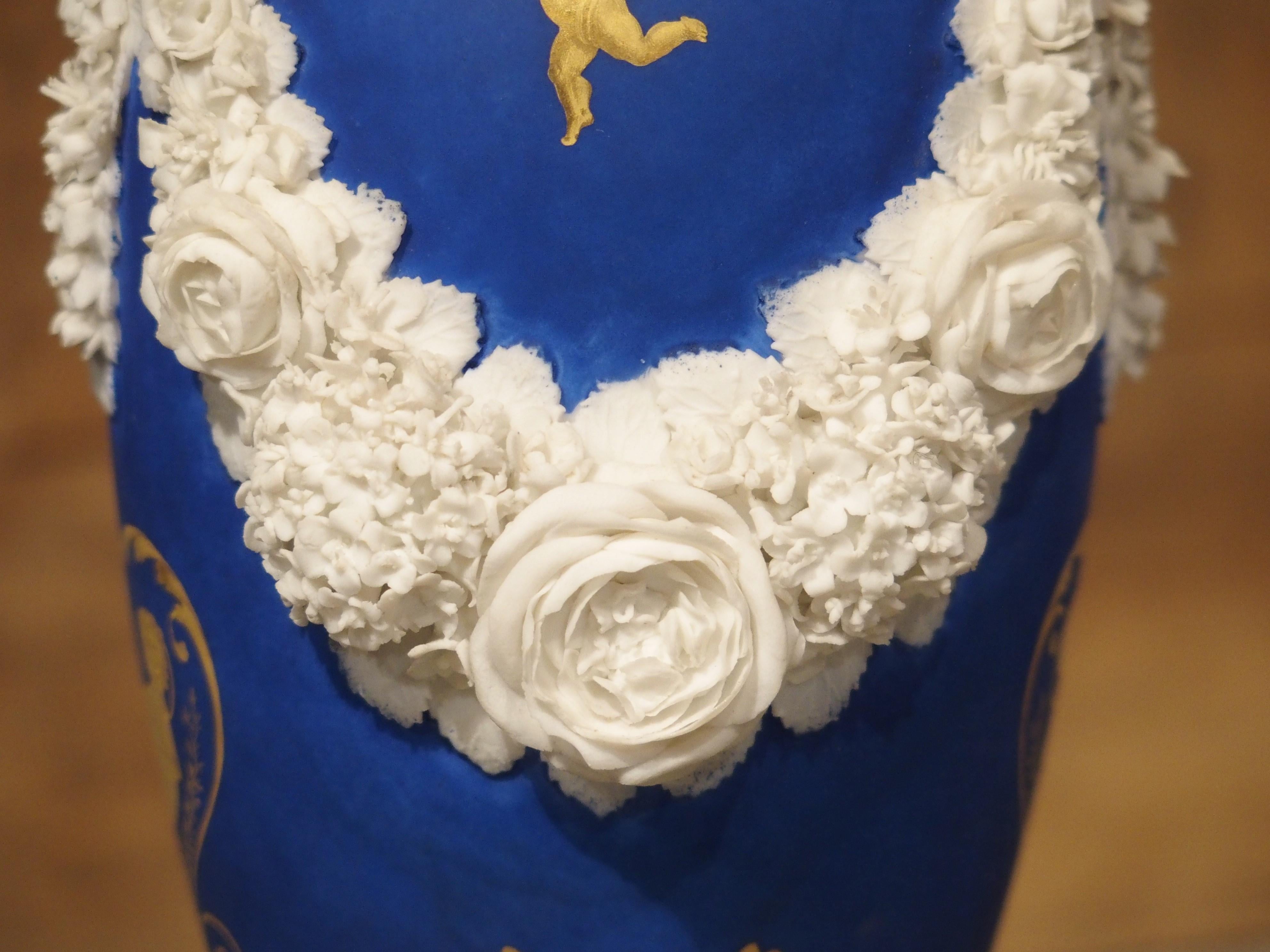 Poterie Paire de vases néoclassiques en porcelaine de Paris en bleu royal français:: début des années 1800 en vente