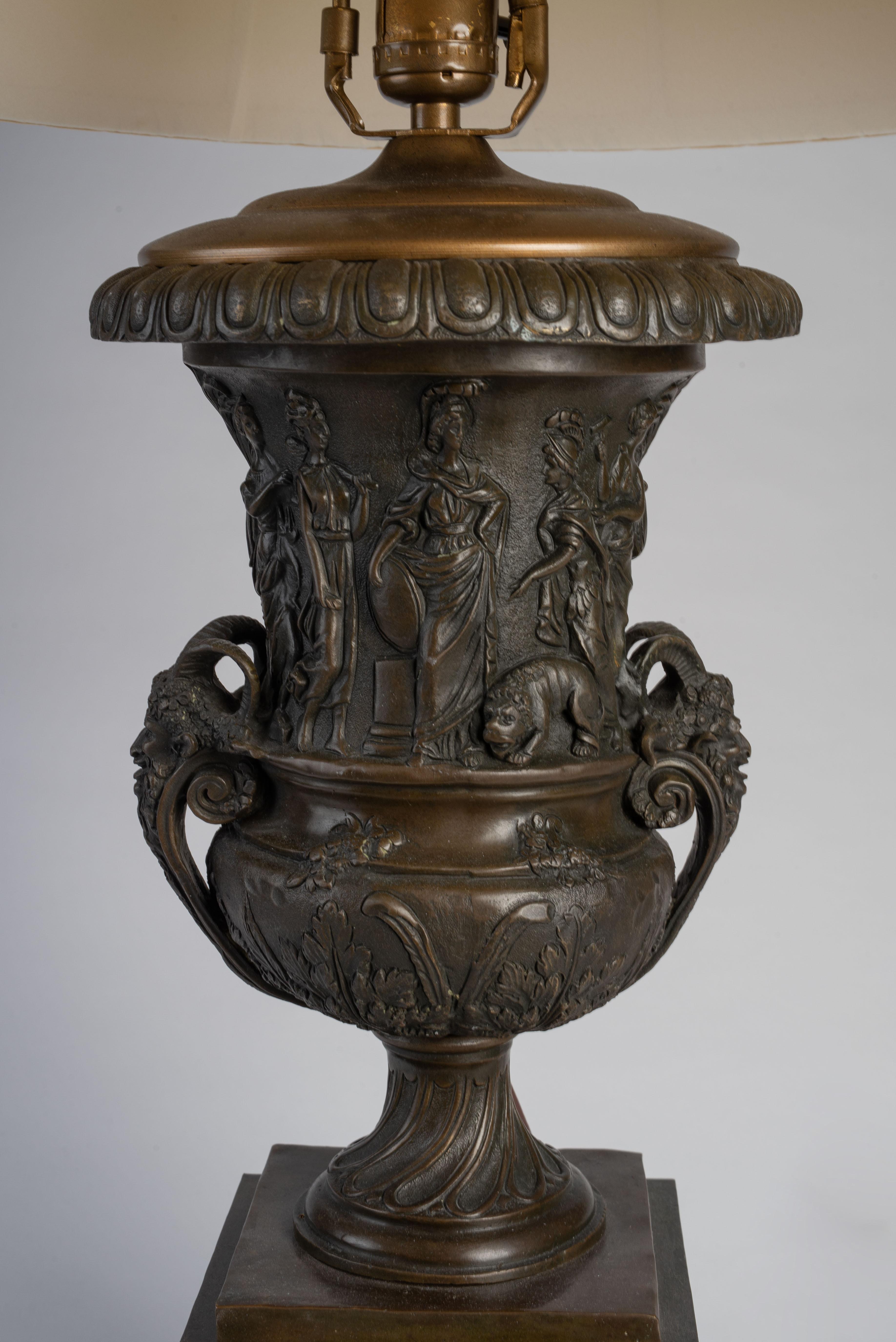 Français Paire d'urnes néoclassiques en bronze patiné et marbre rouge montées en lampes en vente