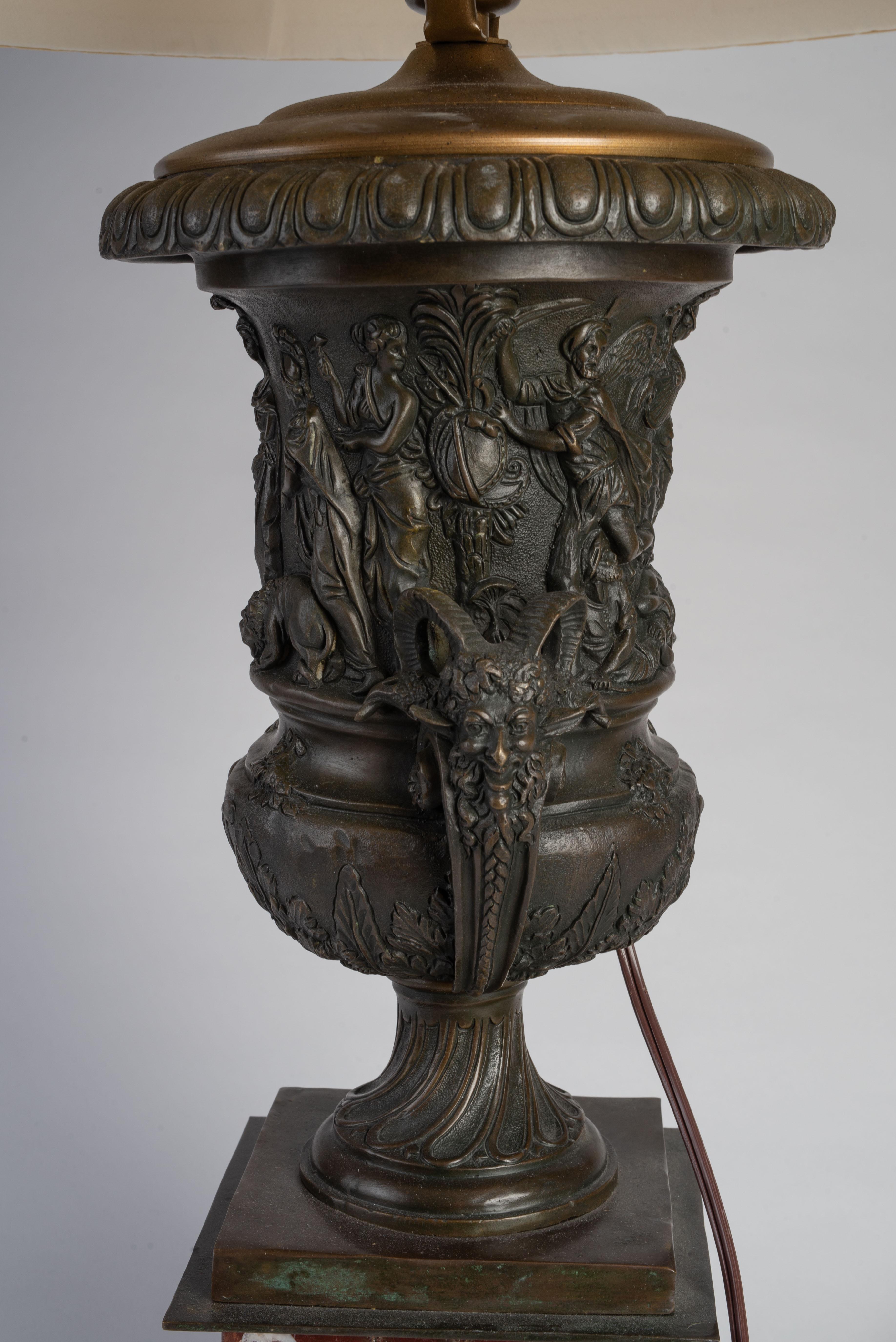 Paar neoklassische Urnen aus patinierter Bronze und rotem Marmor:: die als Lampen montiert sind im Angebot 1