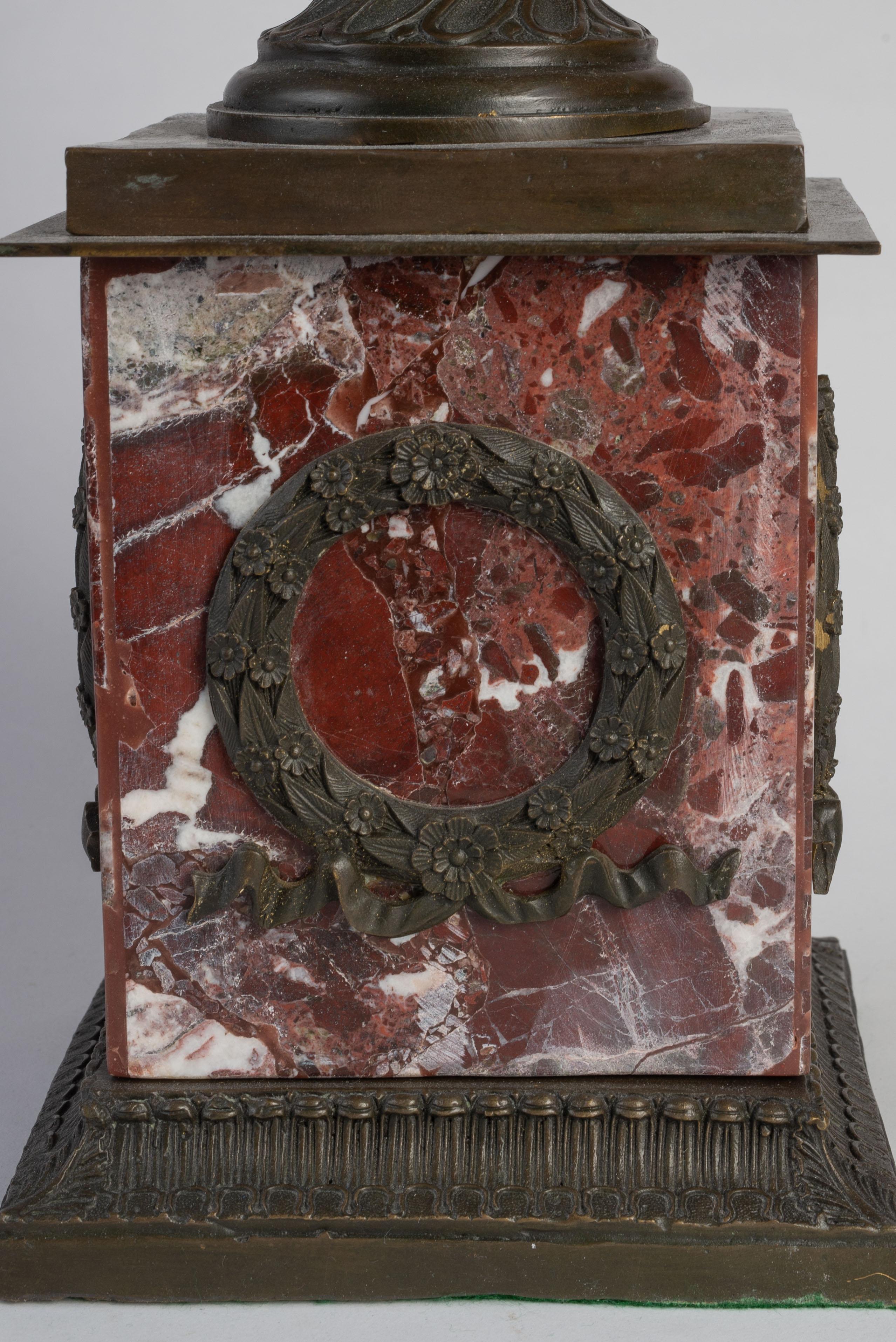 Paire d'urnes néoclassiques en bronze patiné et marbre rouge montées en lampes en vente 1