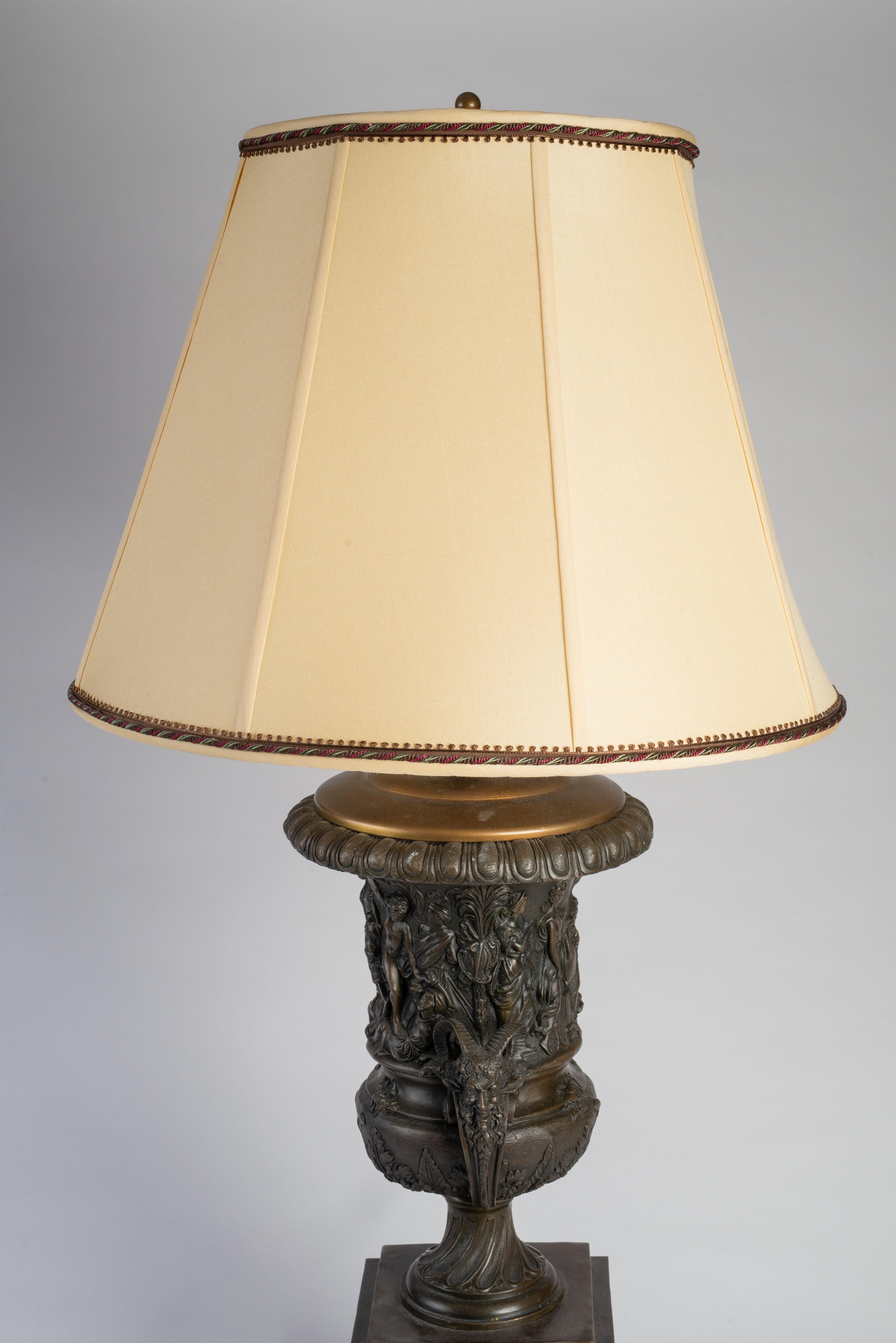 Paar neoklassische Urnen aus patinierter Bronze und rotem Marmor:: die als Lampen montiert sind im Angebot 3