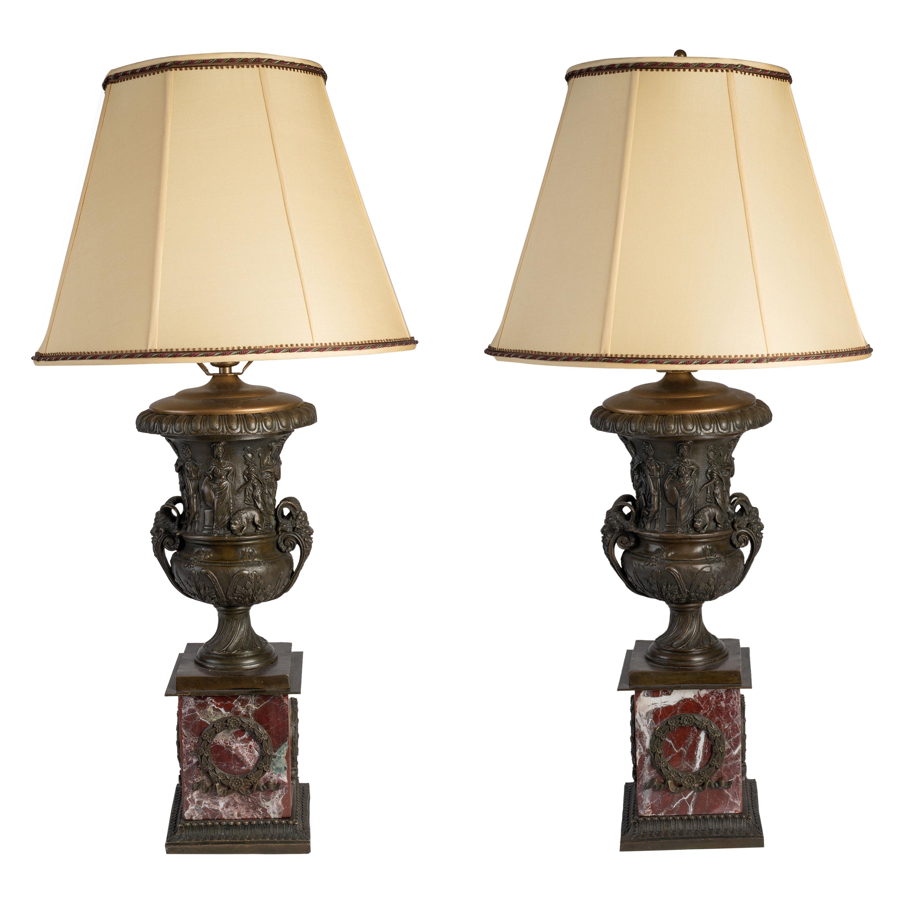 Paar neoklassische Urnen aus patinierter Bronze und rotem Marmor:: die als Lampen montiert sind