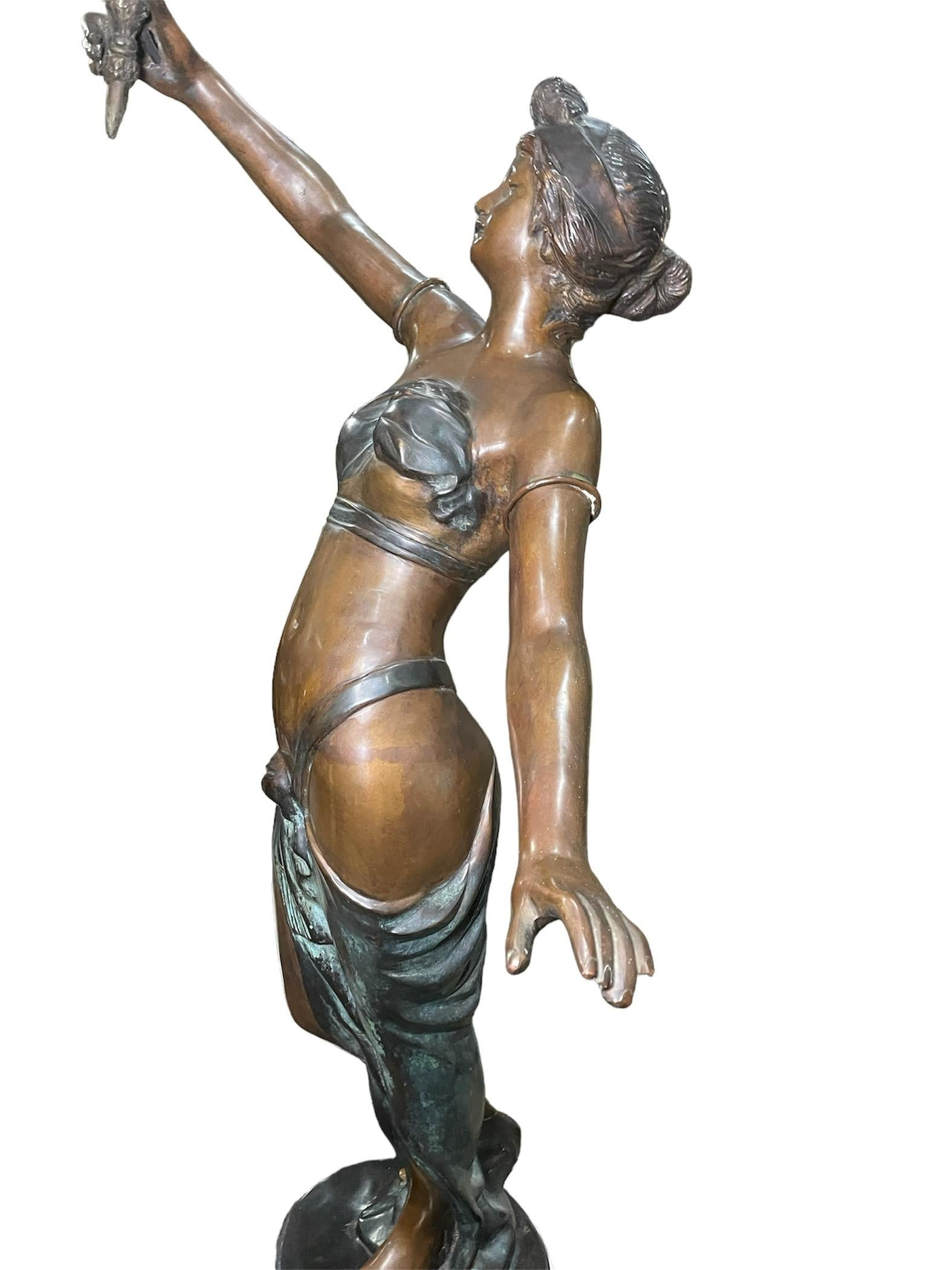 Paar neoklassizistische Fackellampen/Sockel aus patinierter Bronze mit Nymphenskulpturen im Angebot 4