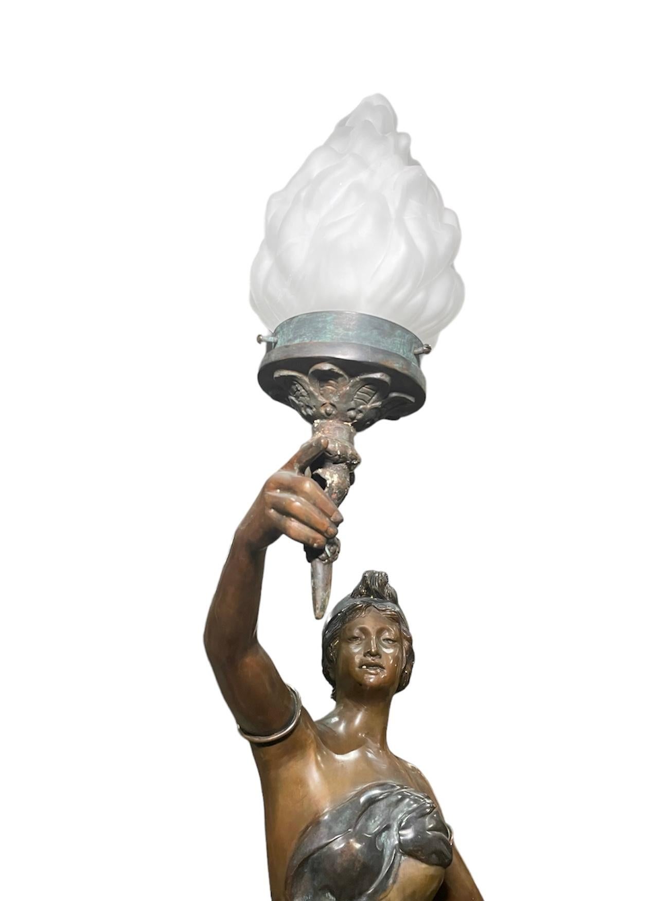Paire de lampes torchères néoclassiques en bronze patiné représentant des nymphes en vente 6