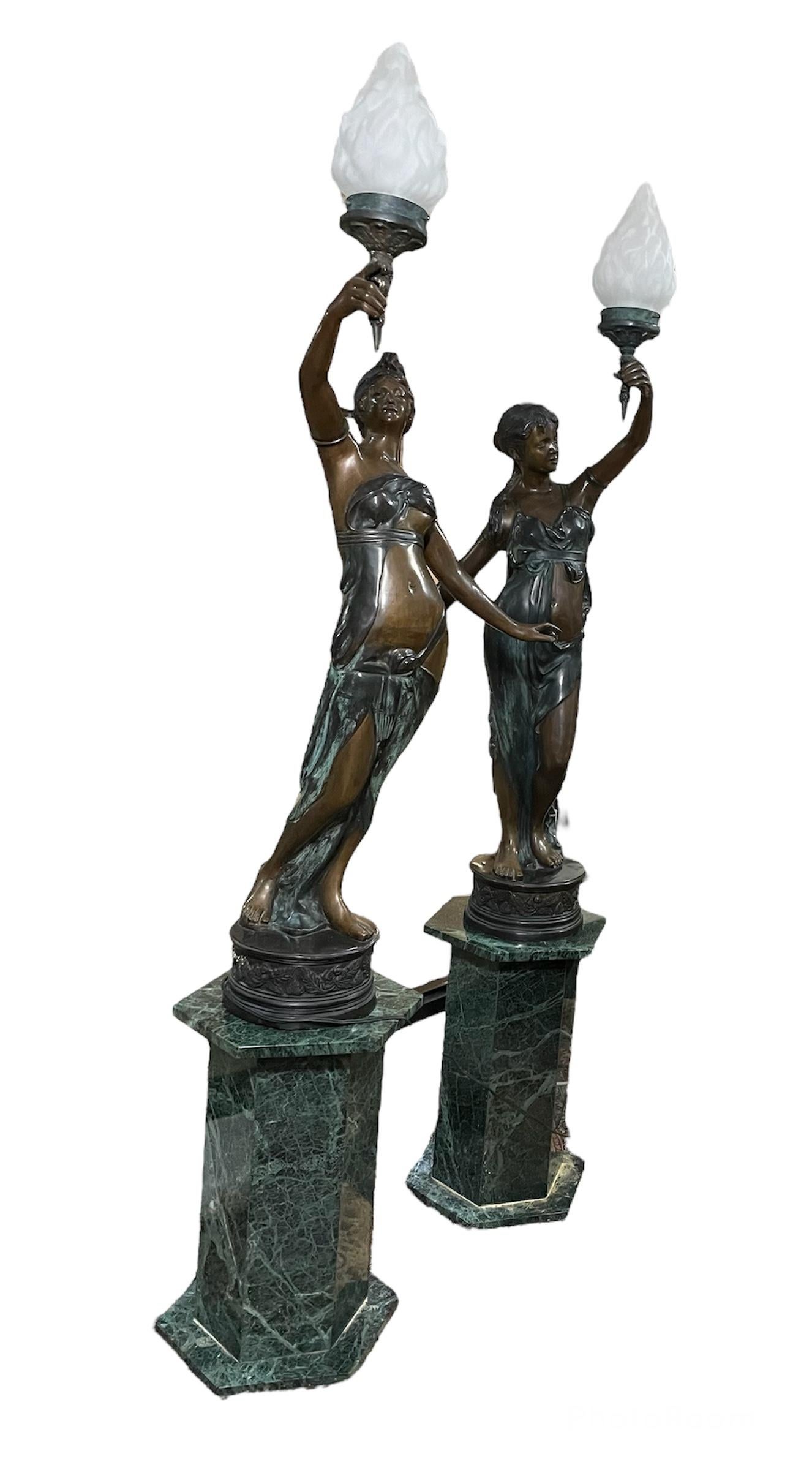 Paar neoklassizistische Fackellampen/Sockel aus patinierter Bronze mit Nymphenskulpturen im Angebot 9