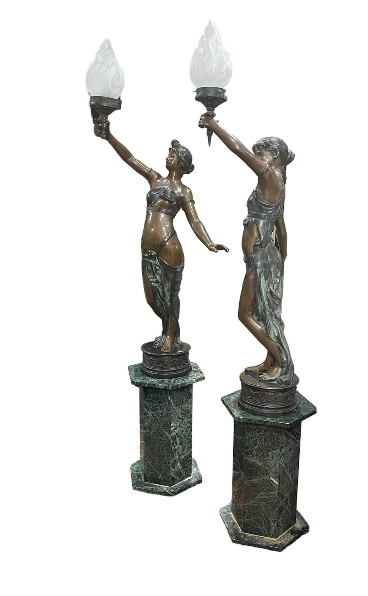 Néo-classique Paire de lampes torchères néoclassiques en bronze patiné représentant des nymphes en vente