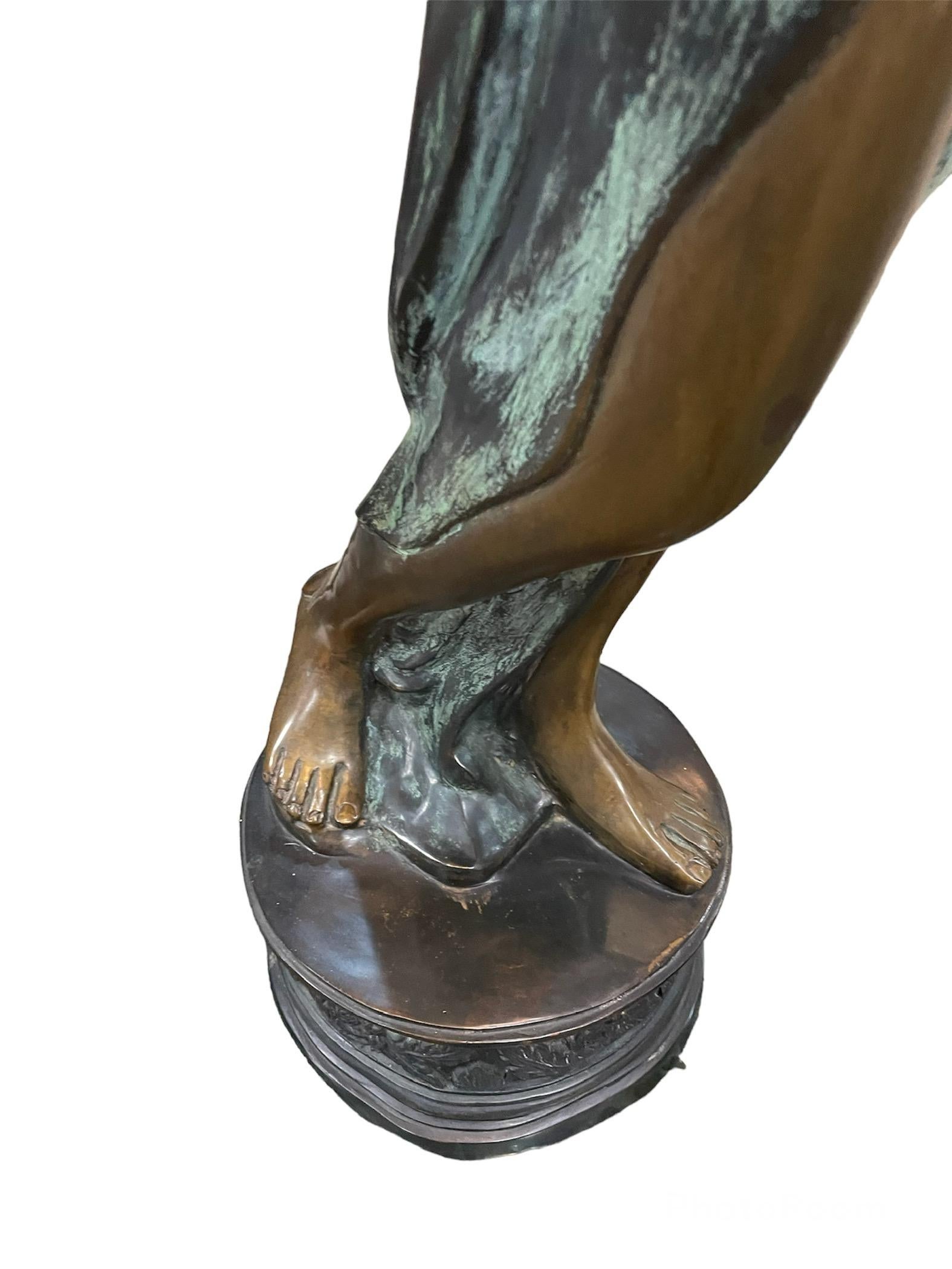 Inconnu Paire de lampes torchères néoclassiques en bronze patiné représentant des nymphes en vente