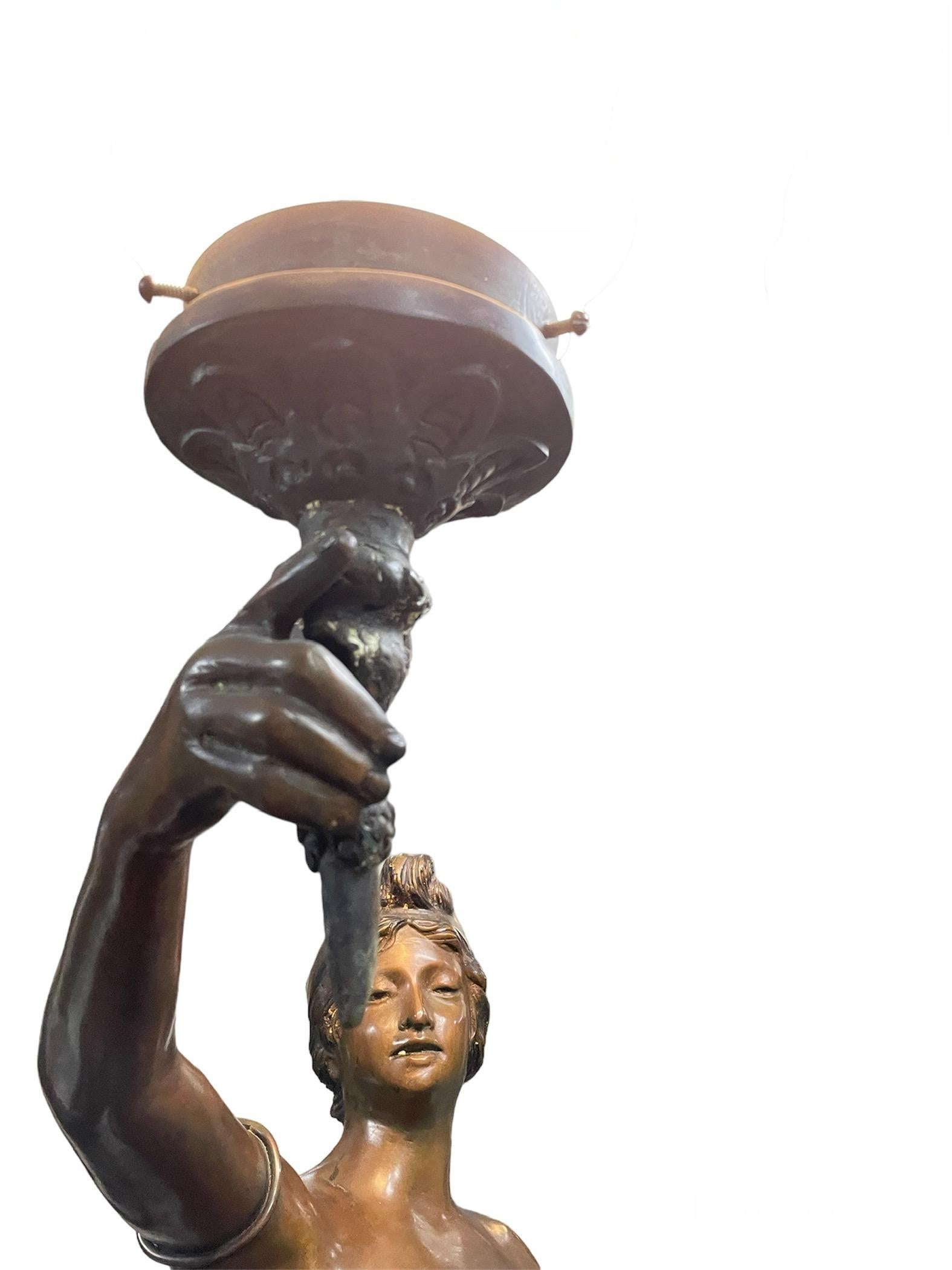 20ième siècle Paire de lampes torchères néoclassiques en bronze patiné représentant des nymphes en vente