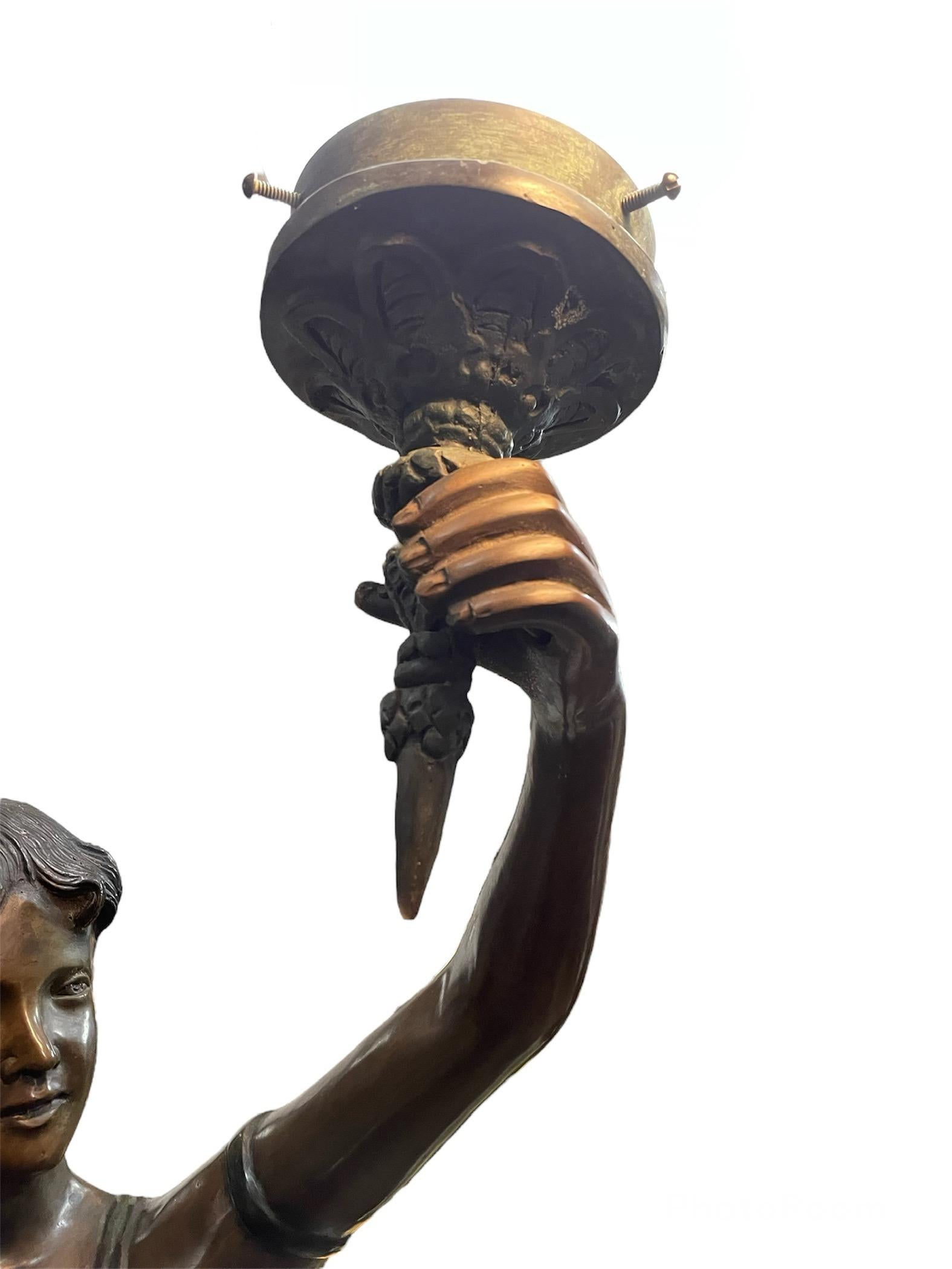 Paar neoklassizistische Fackellampen/Sockel aus patinierter Bronze mit Nymphenskulpturen im Angebot 1