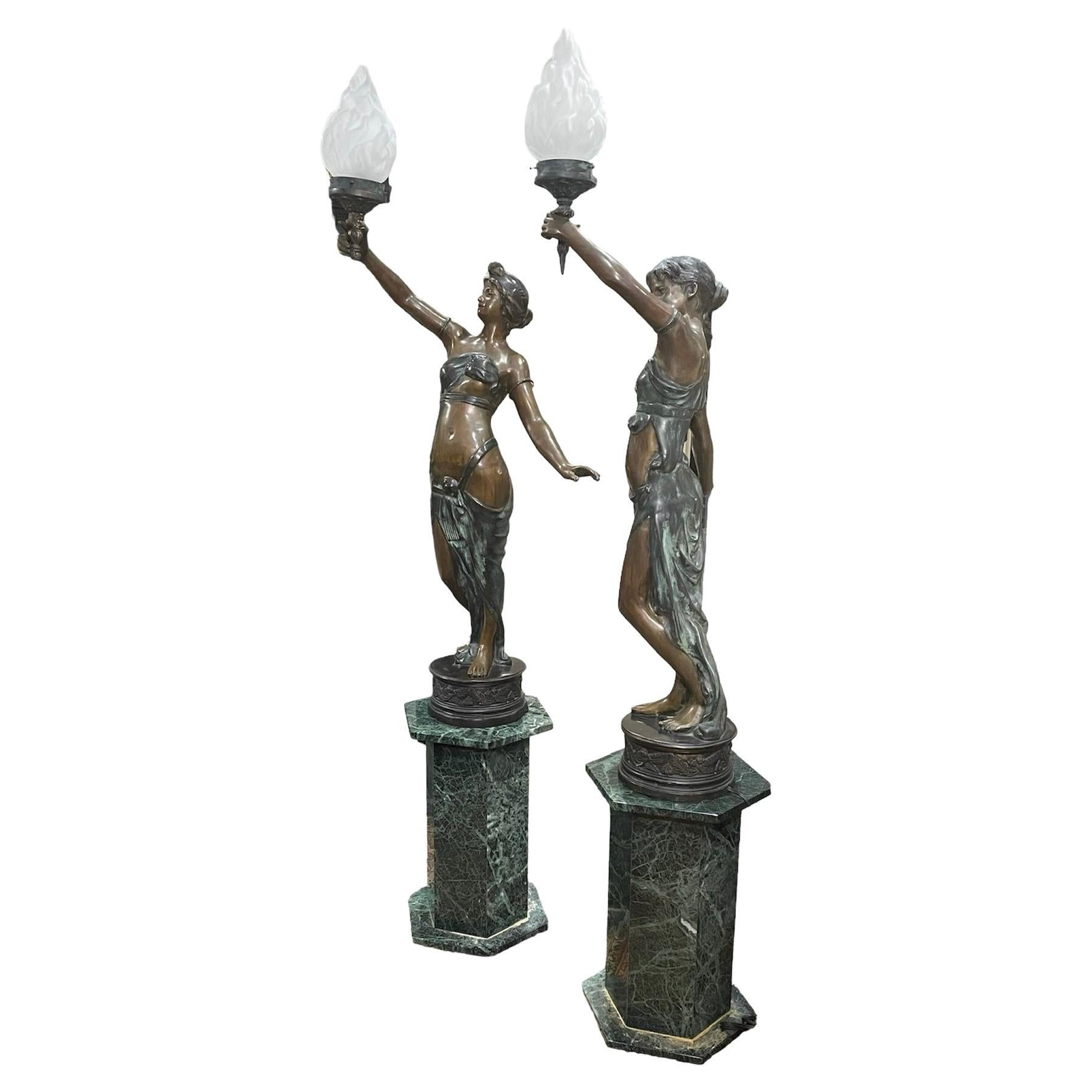 Paar neoklassizistische Fackellampen/Sockel aus patinierter Bronze mit Nymphenskulpturen im Angebot