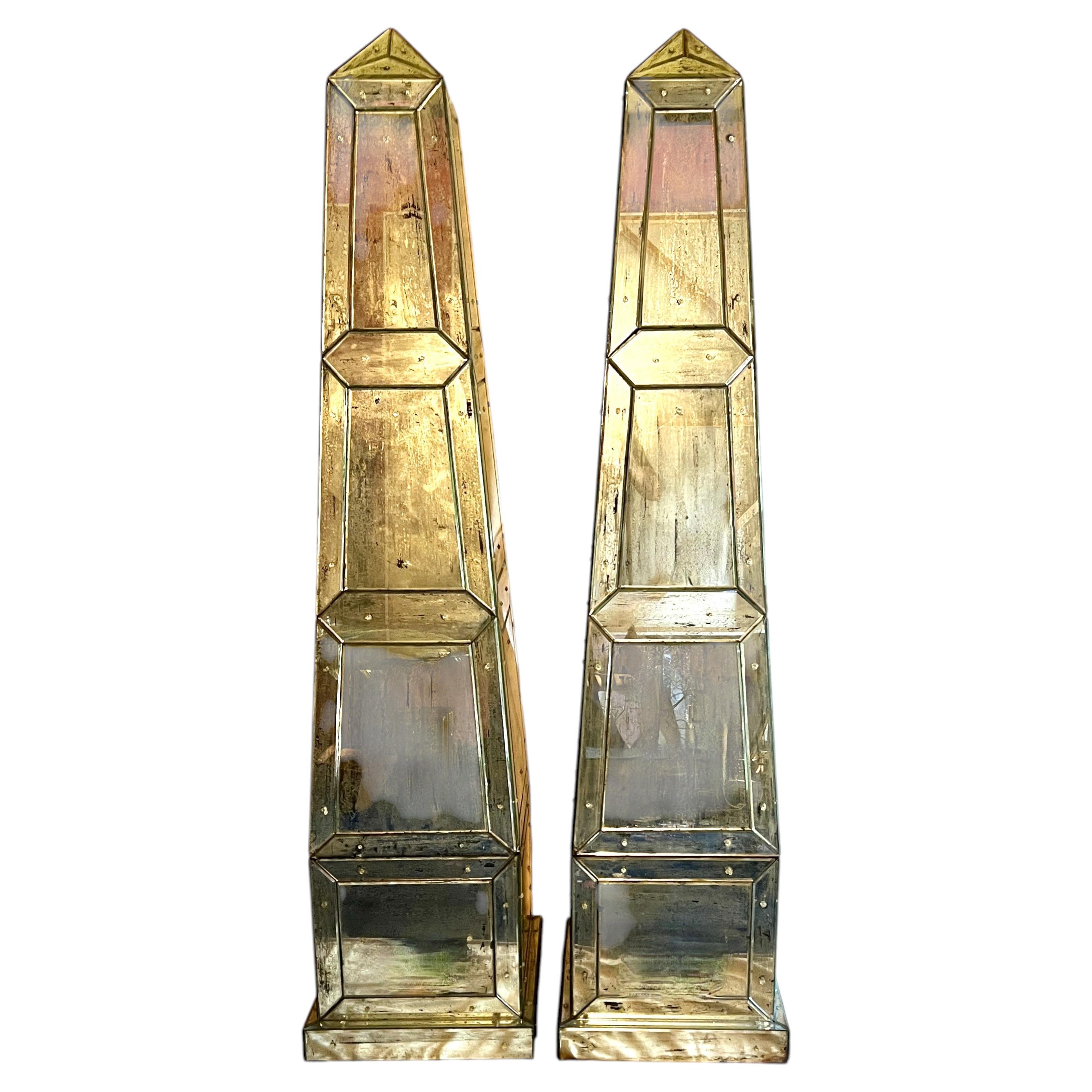 Pareja de Obeliscos Neoclásicos Patinados Estilo Veneciano Antiguo con Espejo
