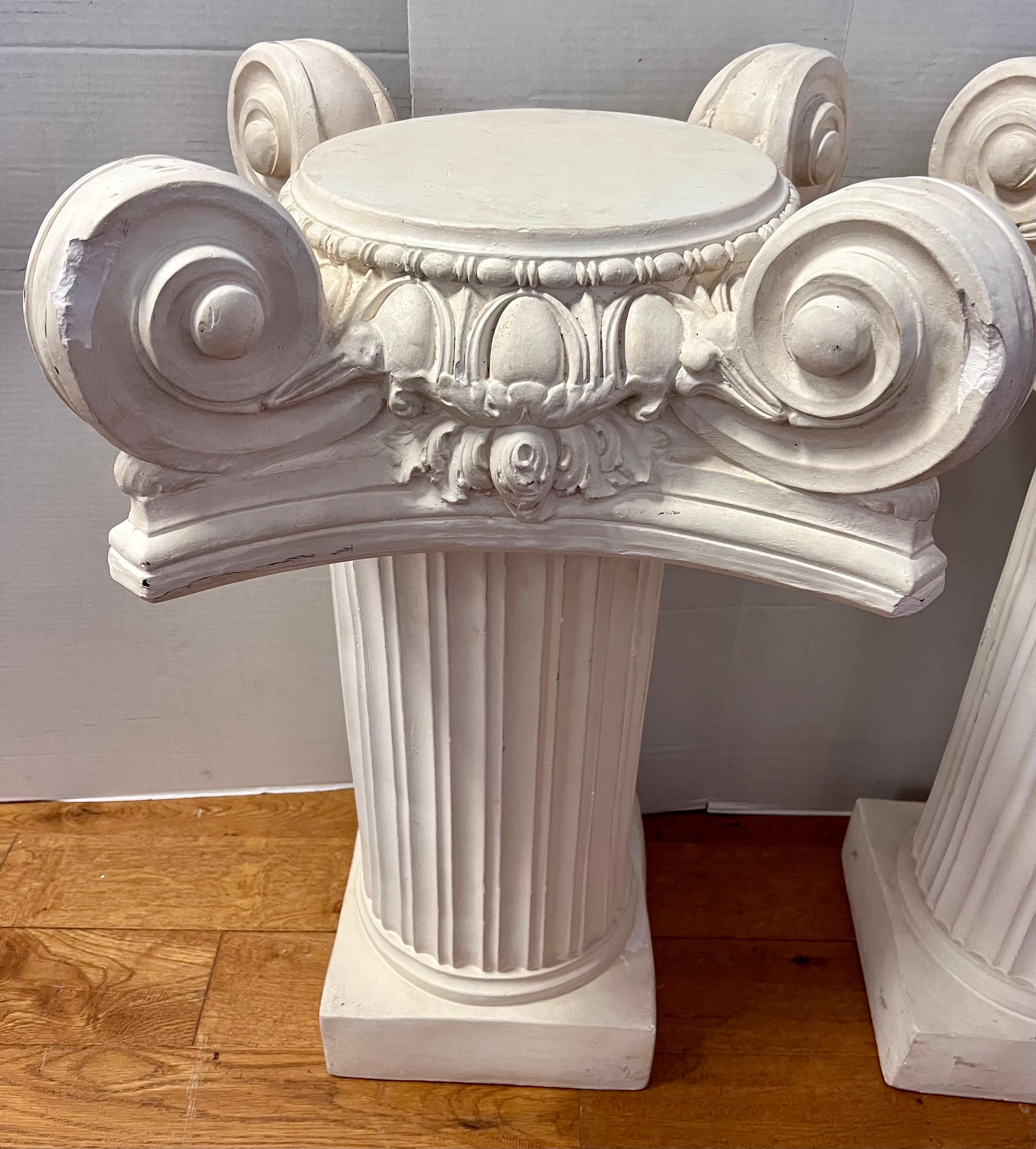 Paar neoklassische Pedestale Säulen Beistelltische (Gips) im Angebot