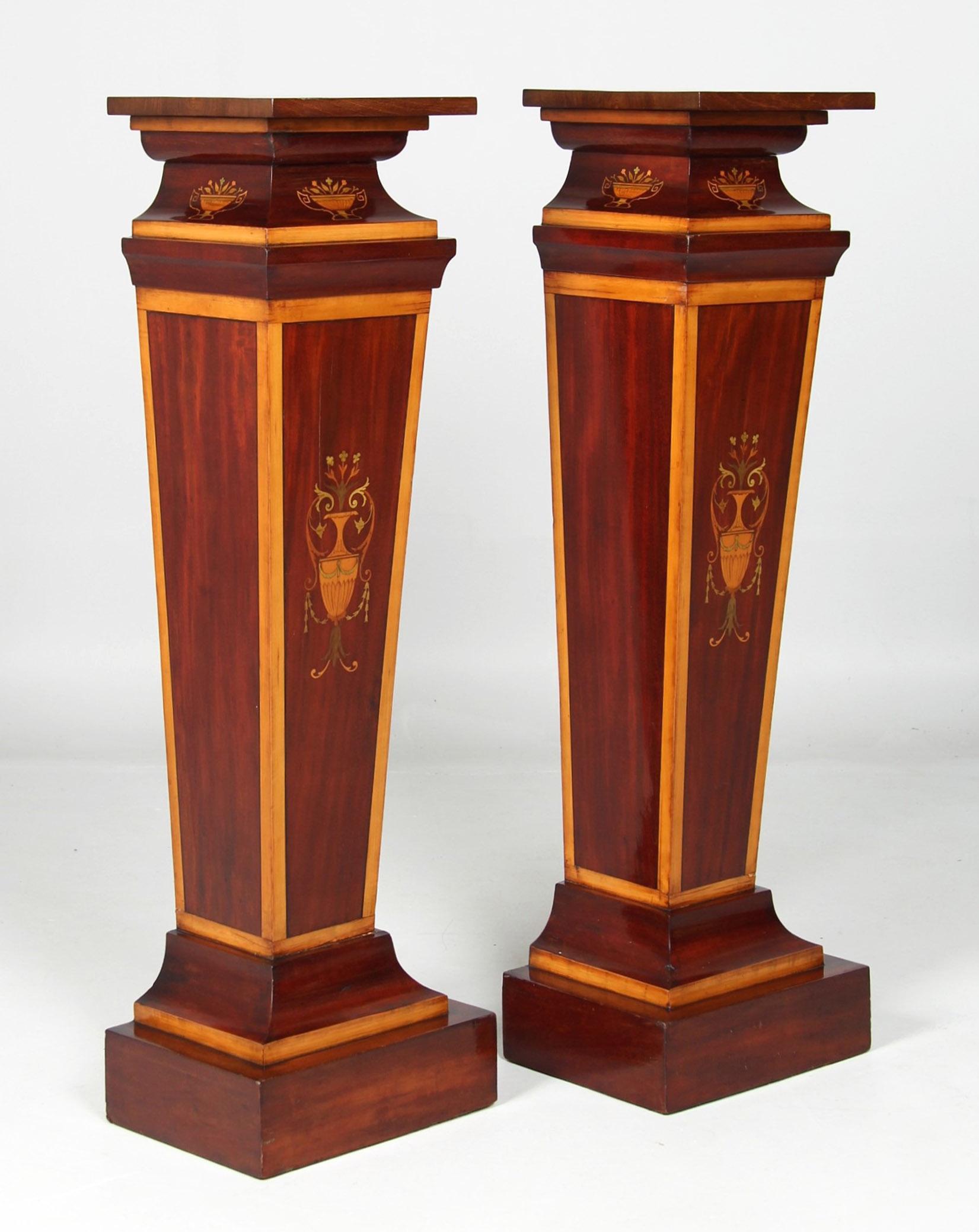Zwei antike Sockel mit Intarsien

England
Mahagoni u.a.
um 1910-20

Abmessungen: Höhe 116 cm, Stellfläche: 30 x 30 cm

Beschreibung:
Schön gearbeitetes Sockelpaar aus dem frühen 20. Jahrhundert.

In typischer Manier des Neoklassizismus sehen wir