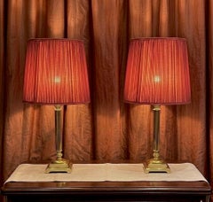 Paar neoklassische korinthische Säulen-Tischlampen aus poliertem Messing