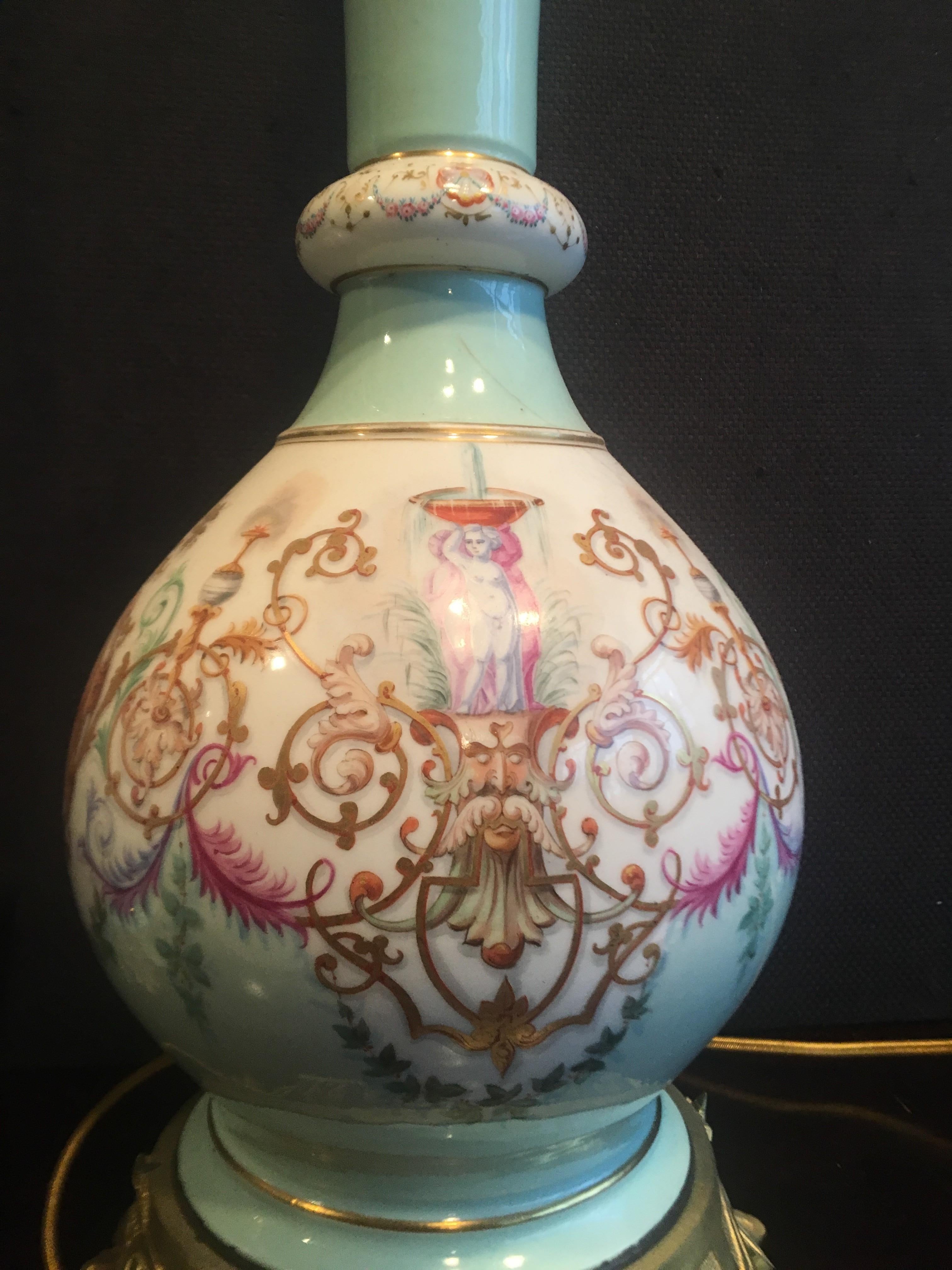 Paire de vases en porcelaine néoclassique du XIXe siècle avec montures en bronze doré transformés en lampes, décorés de motifs classiques peints à la main à la manière de la porcelaine de Sèvres. France, vers 1880.