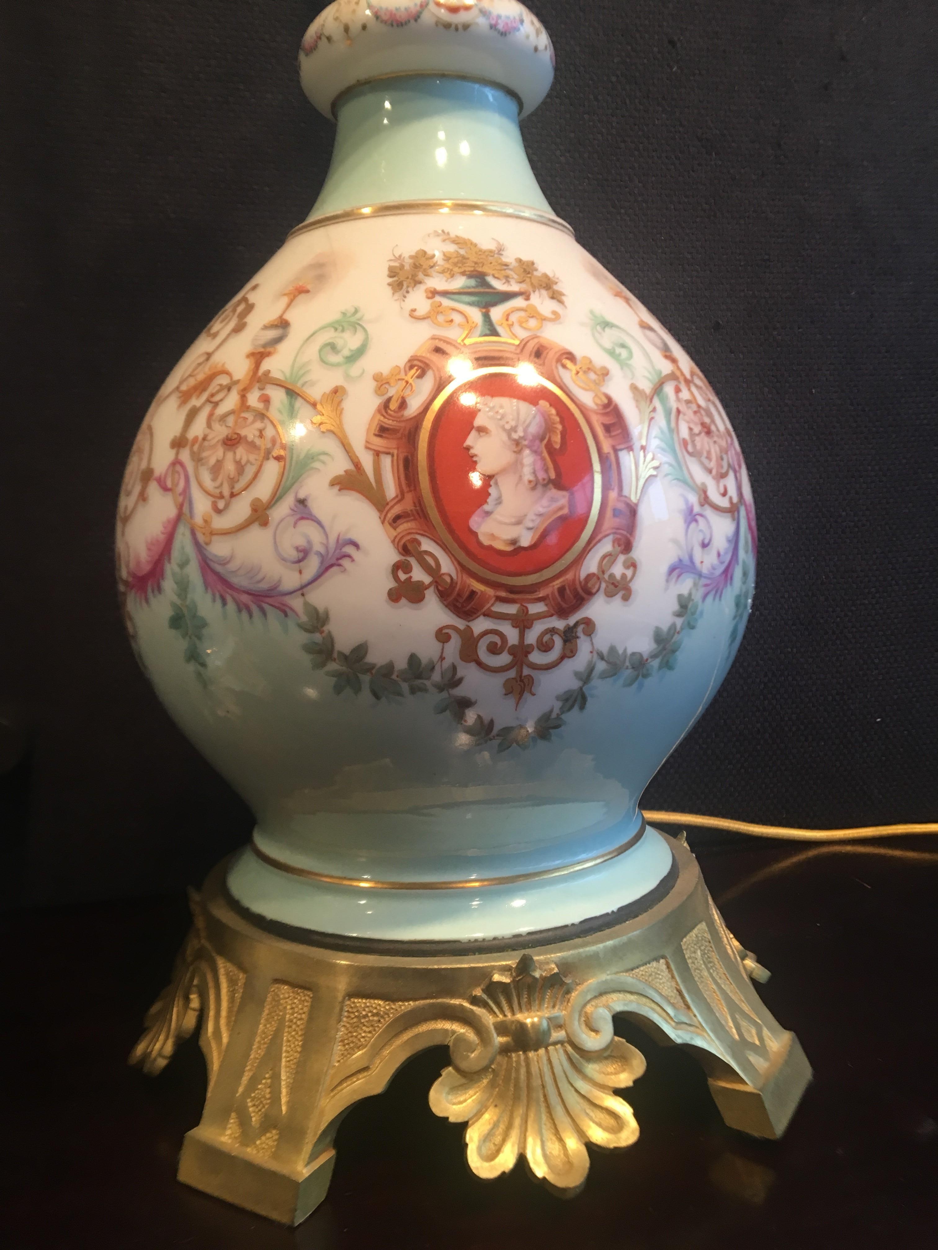 Néoclassique Paire de lampes néoclassiques en porcelaine en vente