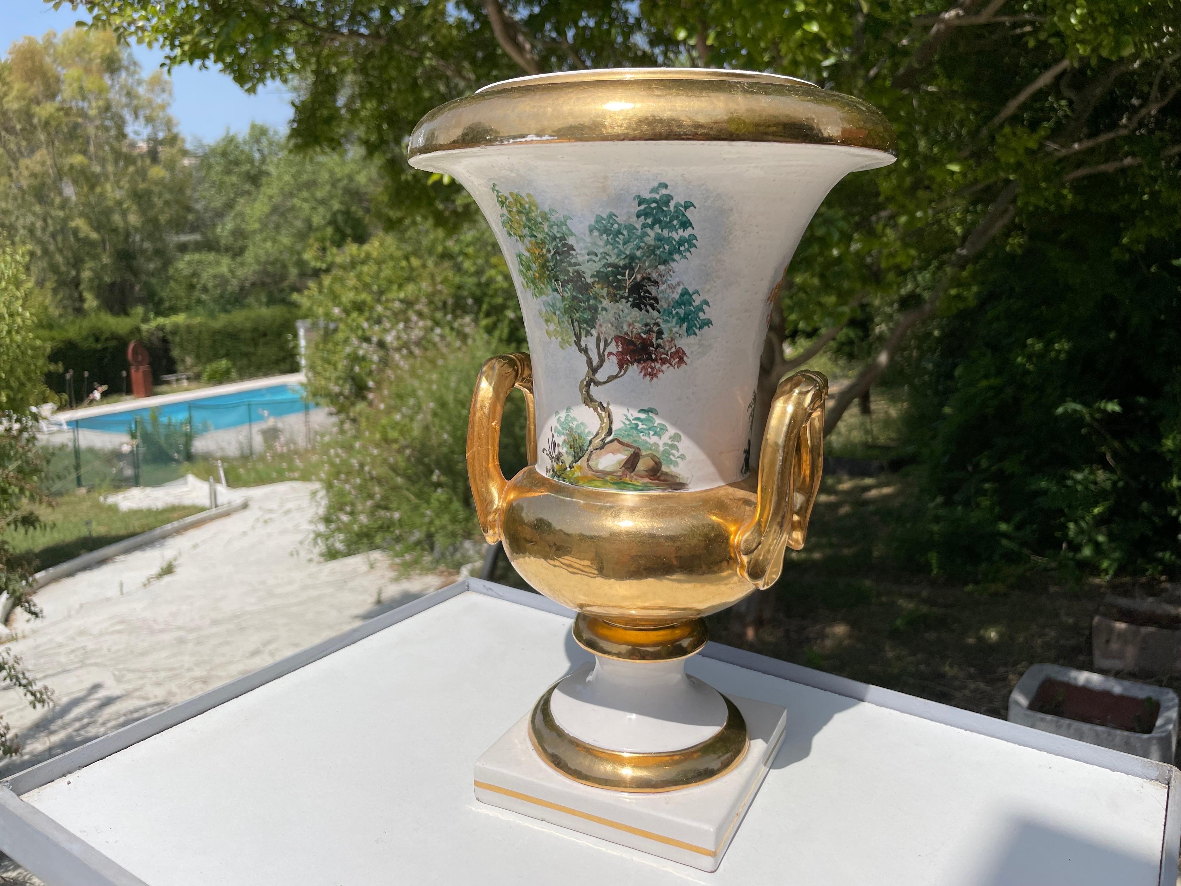 Diese Vasen sind aus Porzellan, stammen aus dem 19. Jahrhundert und wurden in Italien von einem bekannten Designer namens Carbet hergestellt.
Es handelt sich um Vasen im neoklassischen Stil, die von Hand bemalt und mit Blattgold überzogen