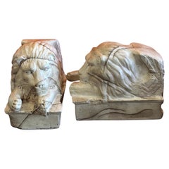 Coppia di sculture neoclassiche di leoni reclinati nello stile di Antonio Canova