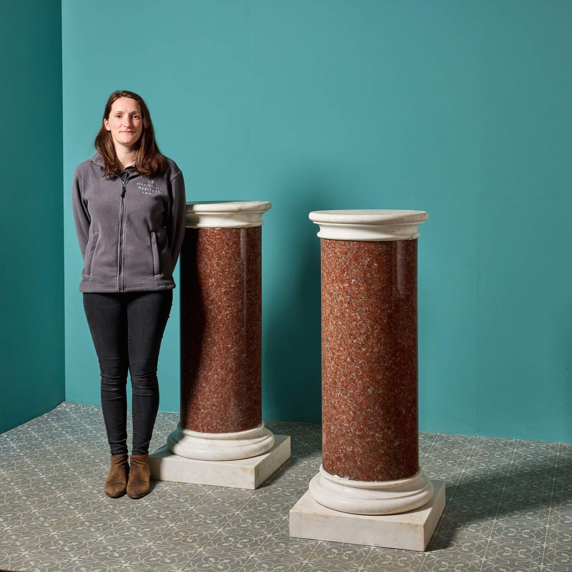 Georgien Paire de piédestaux néoclassiques à colonne en granit rouge en vente