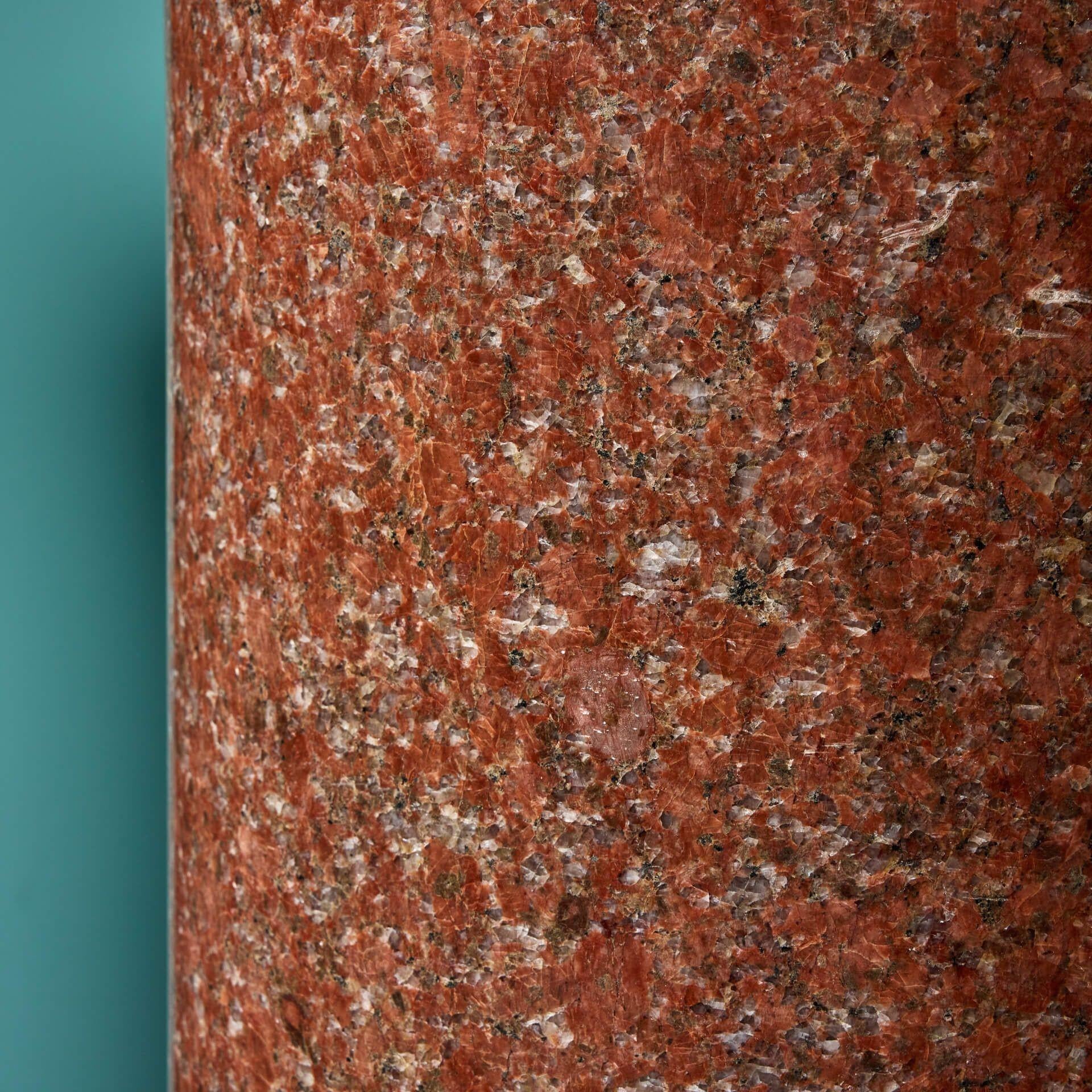 Anglais Paire de piédestaux néoclassiques à colonne en granit rouge en vente