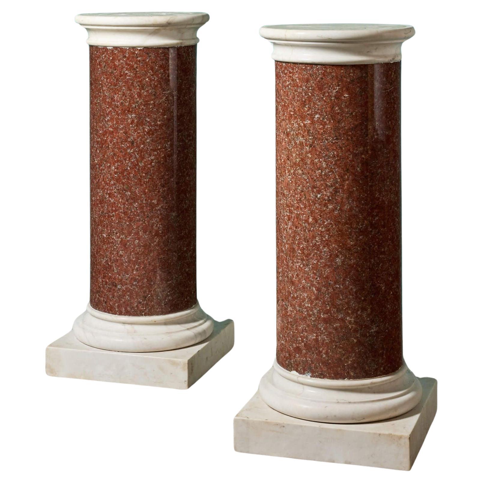 Paire de piédestaux néoclassiques à colonne en granit rouge