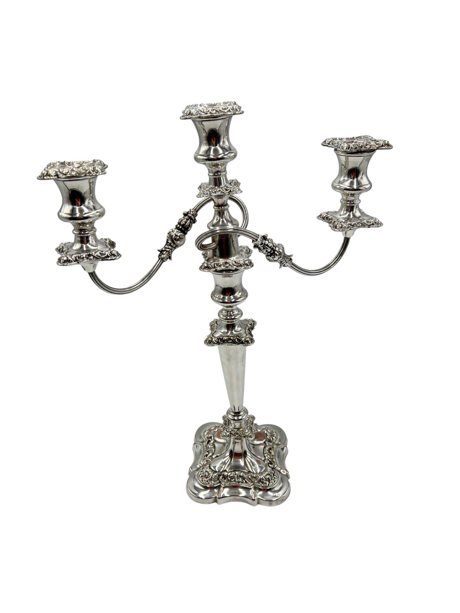 Neoclassico Coppia di candelabri Neoclassici Revival placcati in argento di Suckling Ltd., Inghilterra in vendita