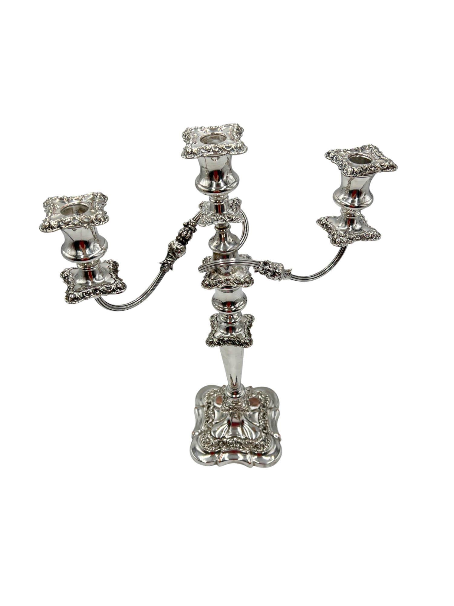 Coppia di candelabri Neoclassici Revival placcati in argento di Suckling Ltd., Inghilterra In condizioni buone in vendita a North Palm Beach, FL