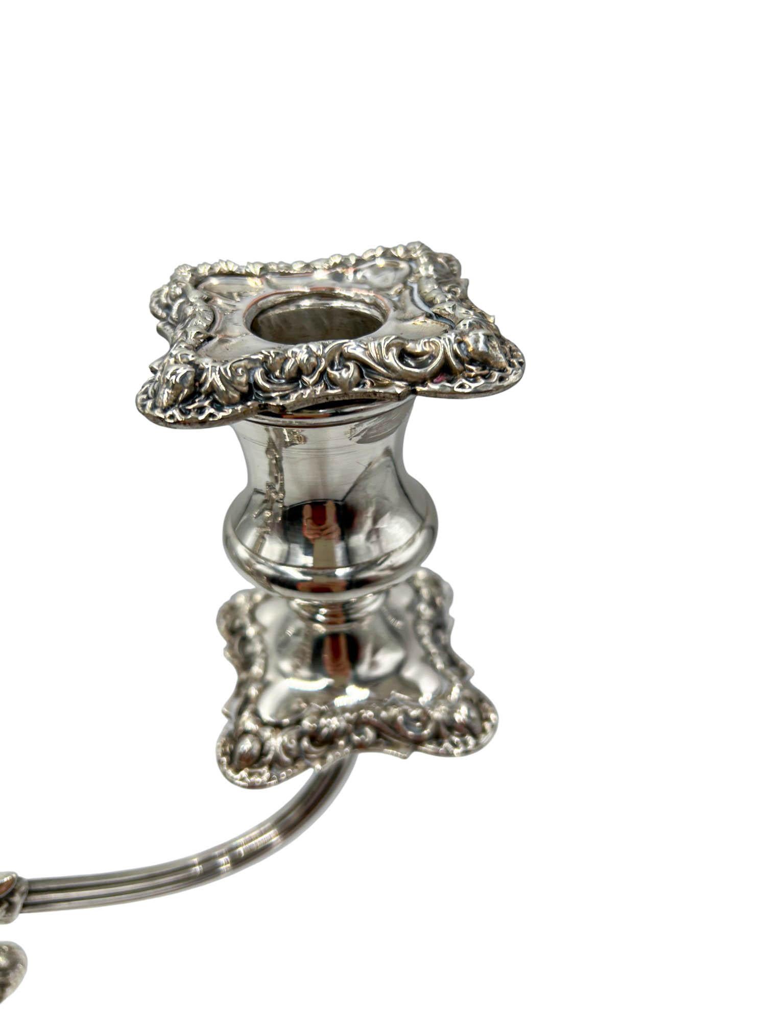 Inizio XX secolo Coppia di candelabri Neoclassici Revival placcati in argento di Suckling Ltd., Inghilterra in vendita