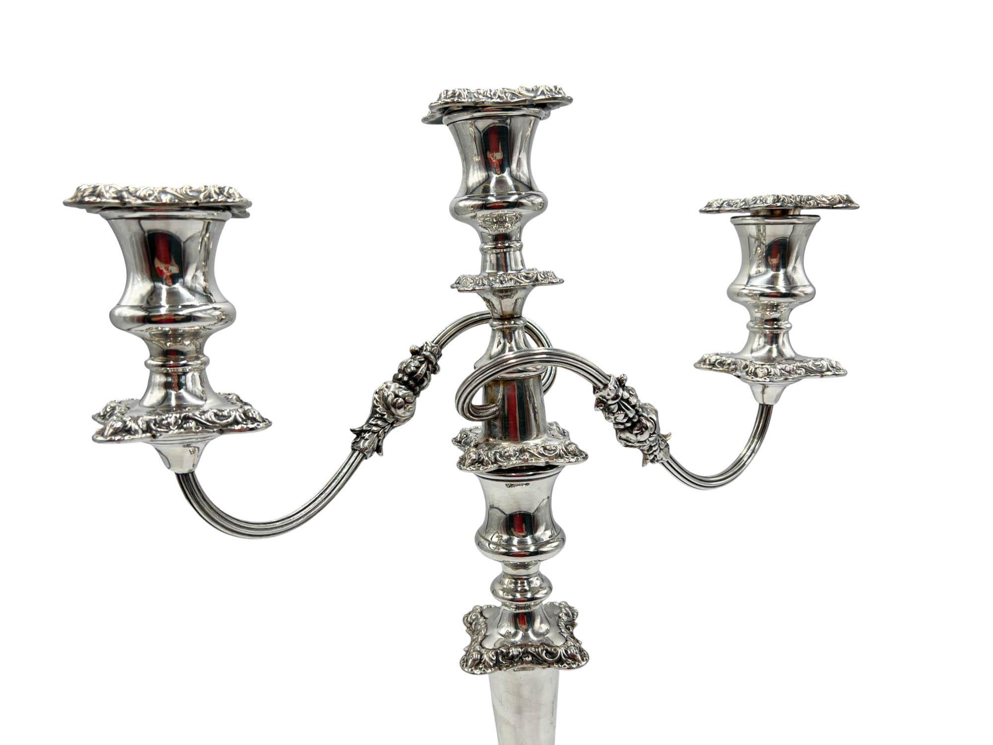 Placcato argento Coppia di candelabri Neoclassici Revival placcati in argento di Suckling Ltd., Inghilterra in vendita