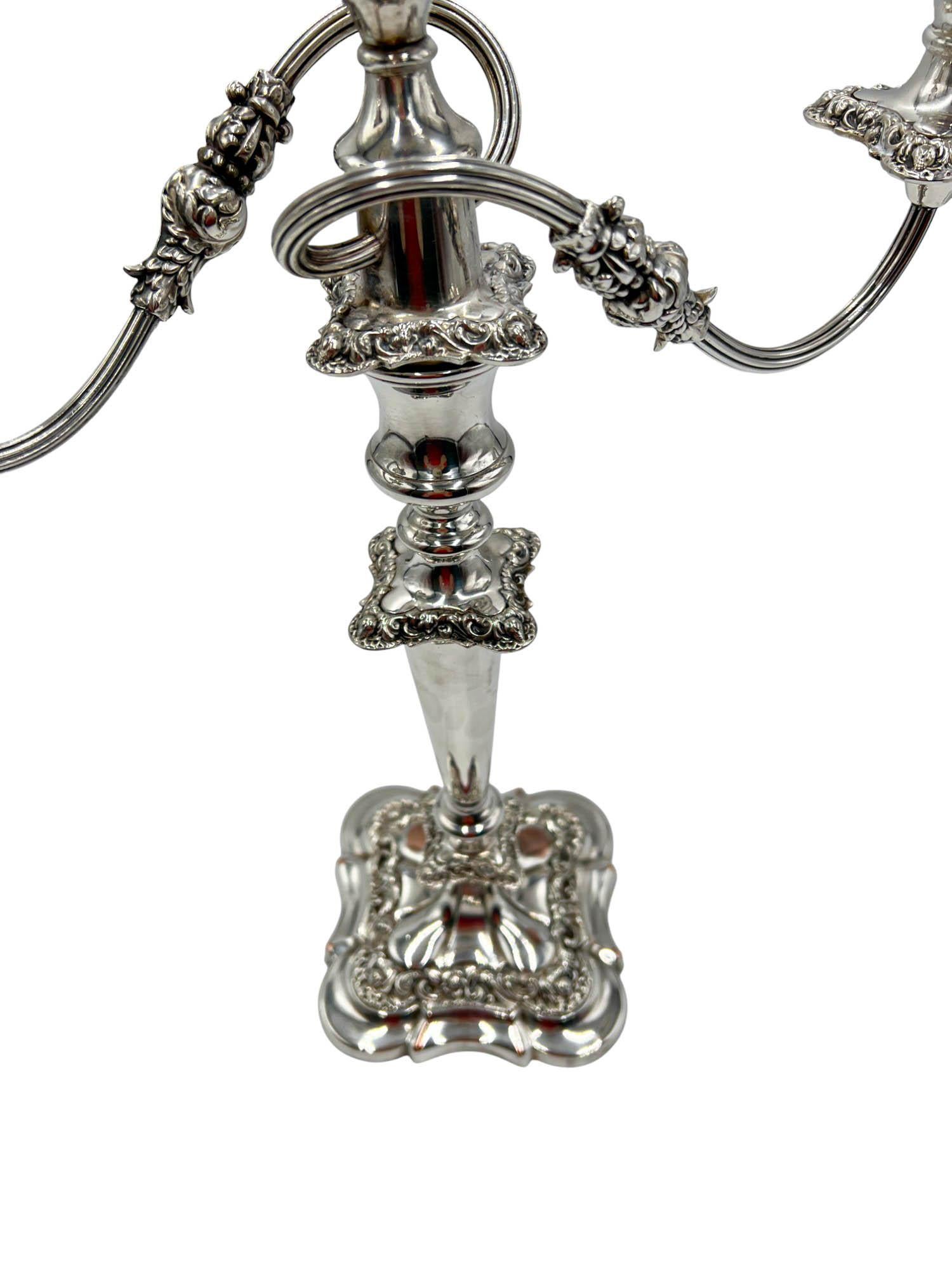 Coppia di candelabri Neoclassici Revival placcati in argento di Suckling Ltd., Inghilterra in vendita 1