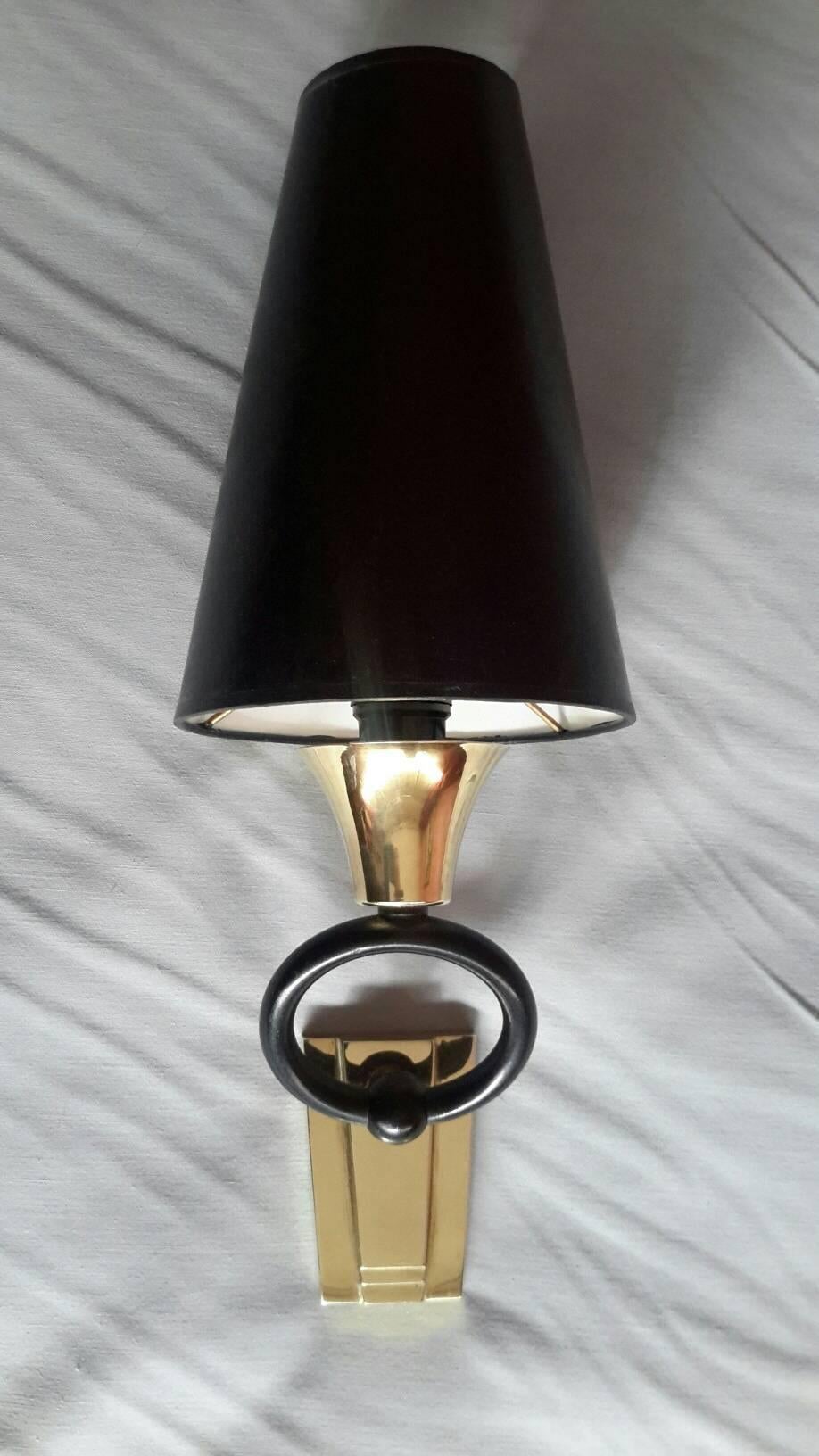 Pair of stylish 1950s French neoclassical sconces, in bronze, black lacquered ring and brass with black hardboard lampshade in the style of Maison Jansen.
The pair of sconces is in excellent condition, they have been rewired and comply with US