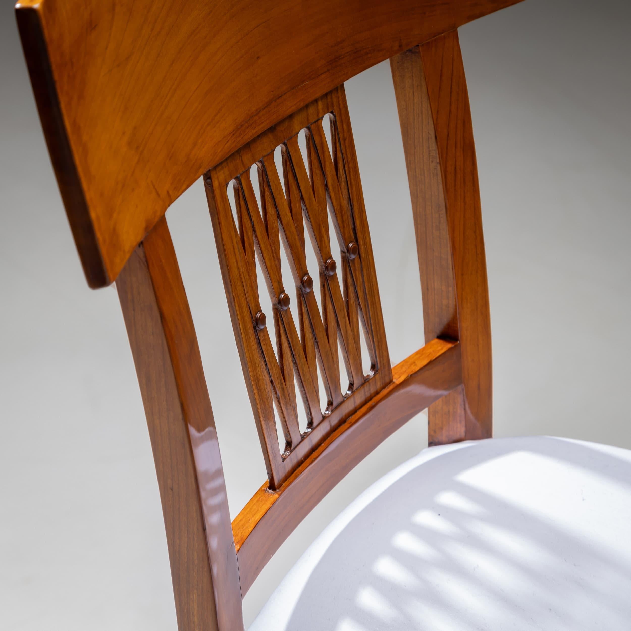 Cerise Paire de chaises d'appoint néoclassiques, début du 19ème siècle en vente