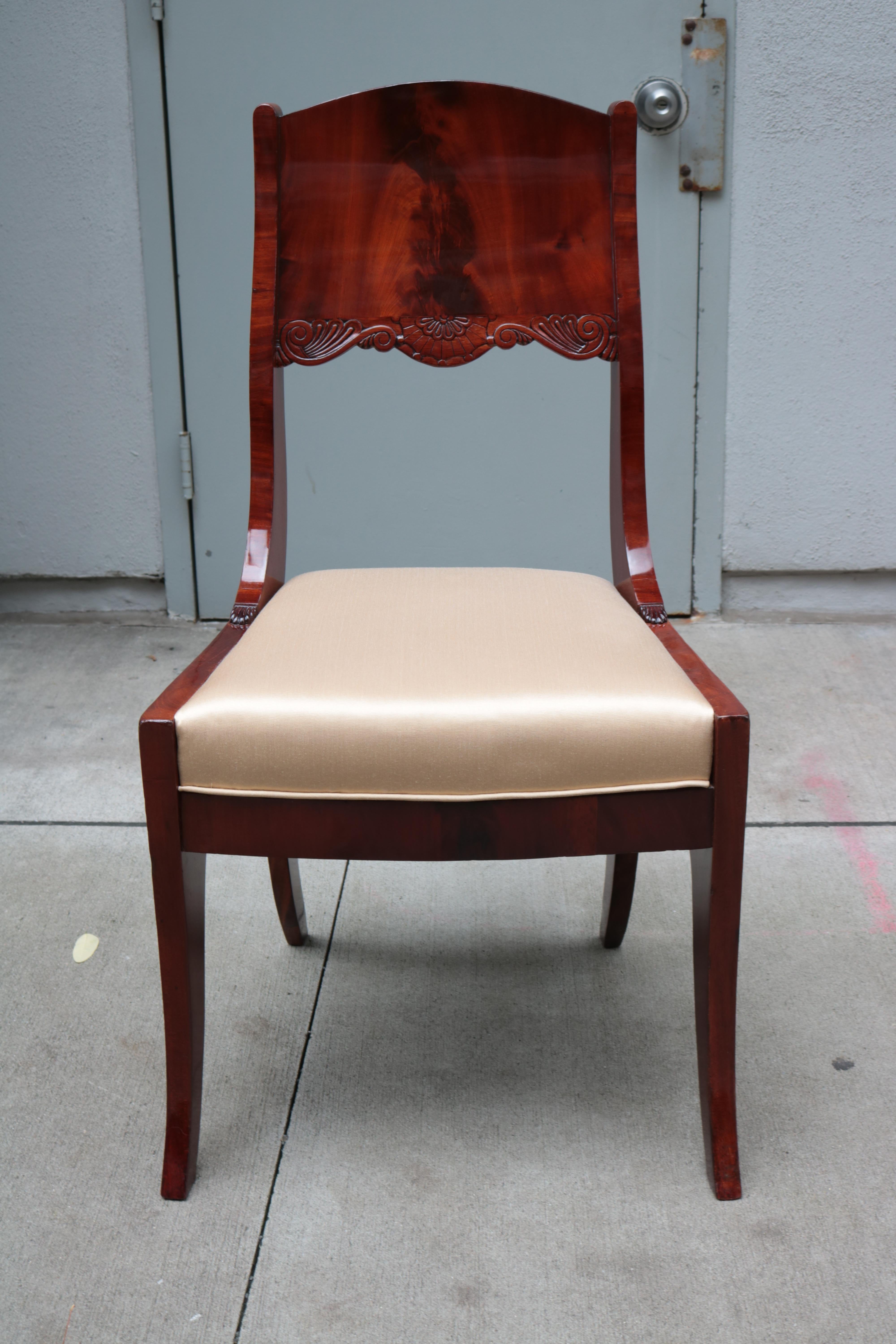 Early 19th Century Pair of Neoclassical Side Chairs For Sale