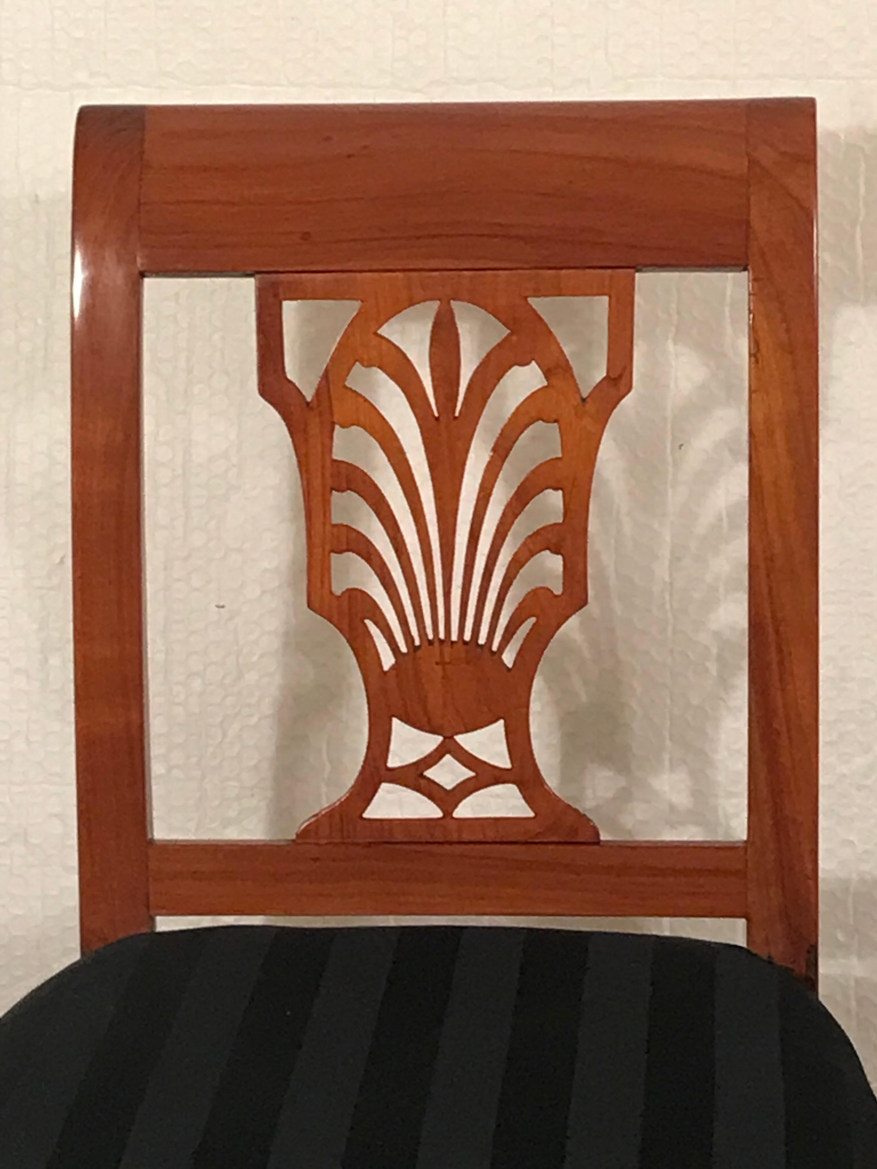 Klassizistisches Stuhlpaar, Deutschland 1810-20: Exquisites Design mit Palmettenmotiv

Entdecken Sie die Eleganz der Vergangenheit mit diesem atemberaubenden Paar klassizistischer Stühle aus Deutschland, die zwischen 1810 und 1820 hergestellt